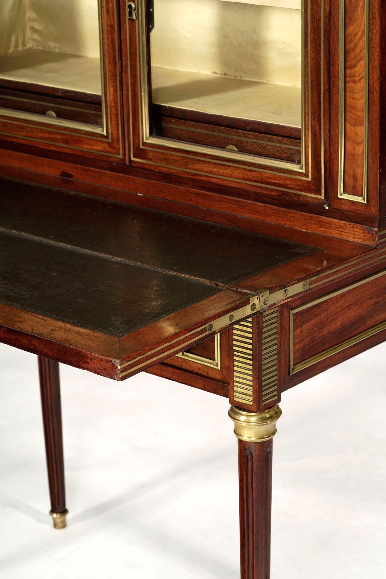 Bonheur du jour d'époque Louis XVI, en acajou et placage d'acajou, filets de laiton et ornement - 3