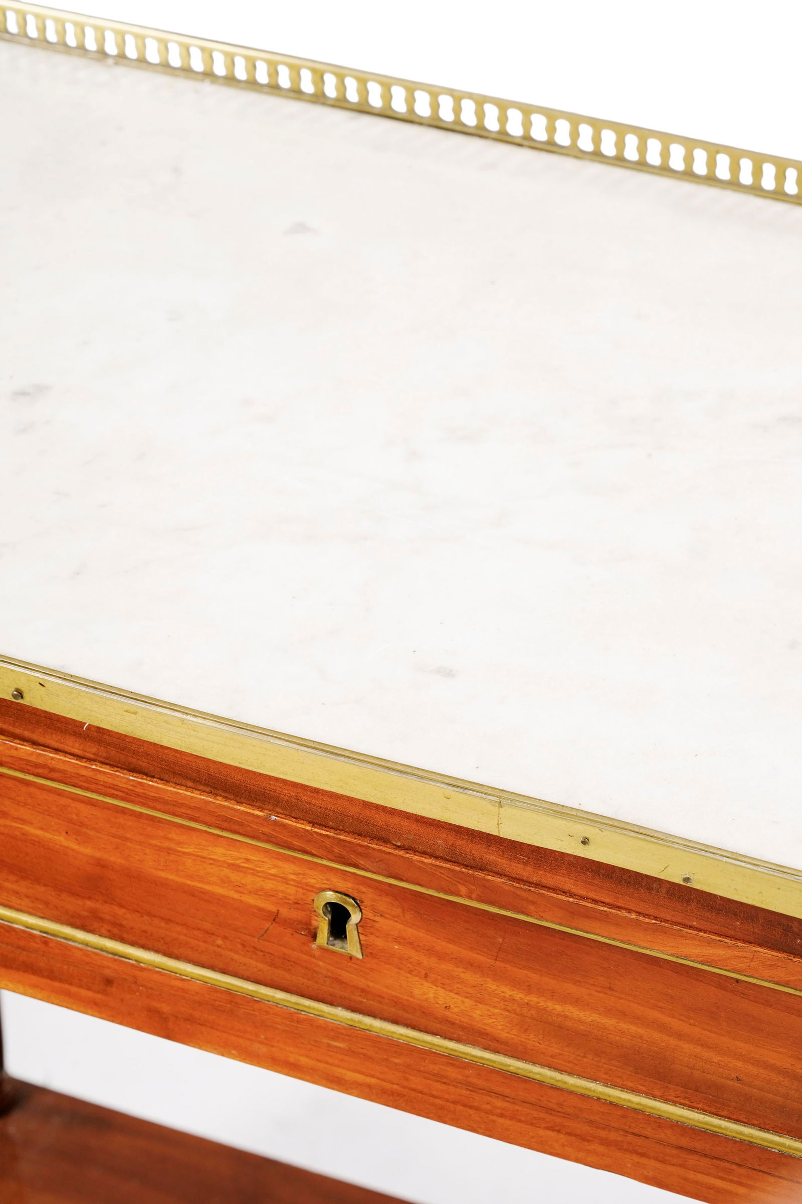 Desserte d'époque Louis XVI, en acajou, placage d'acajou et filets de marqueterie, ouvrant par  - 3