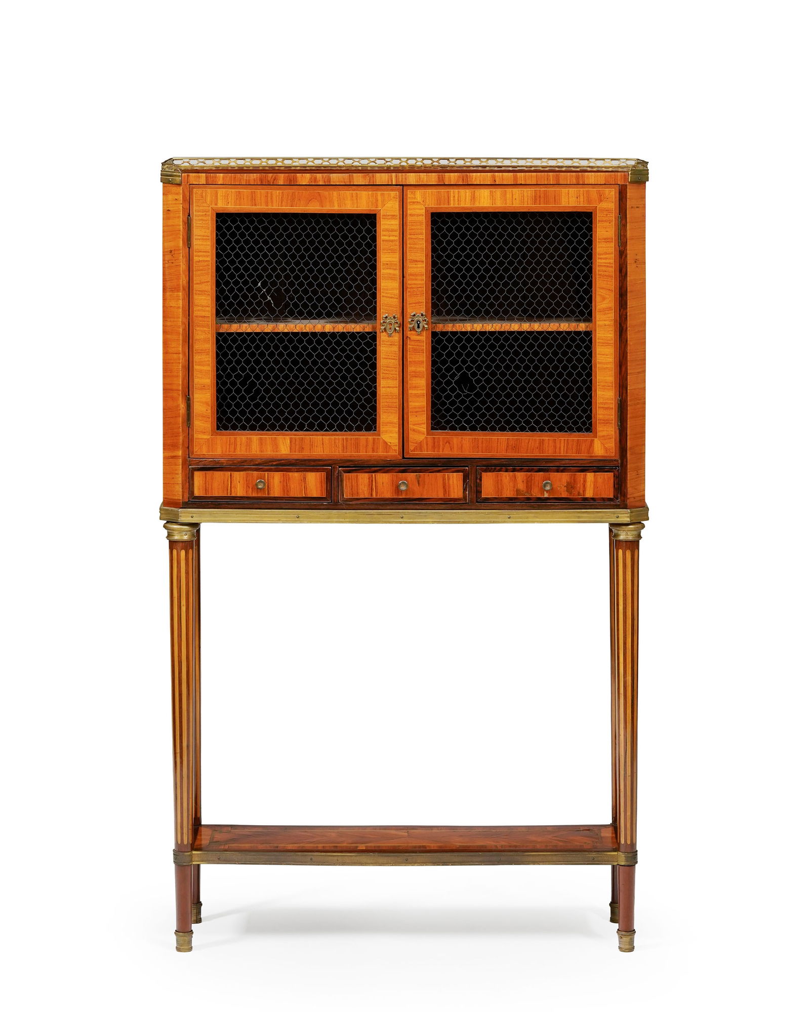 Cabinet d'époque Louis XVI, en placage de bois de rose et bois de violette toutes faces, ouvran: Cabinet d'époque Louis XVI, en placage de bois de rose et bois de violette toutes faces, ouvrant par deux vantaux grillagés et trois tiroirs, pieds fuselés à cannelures simulé