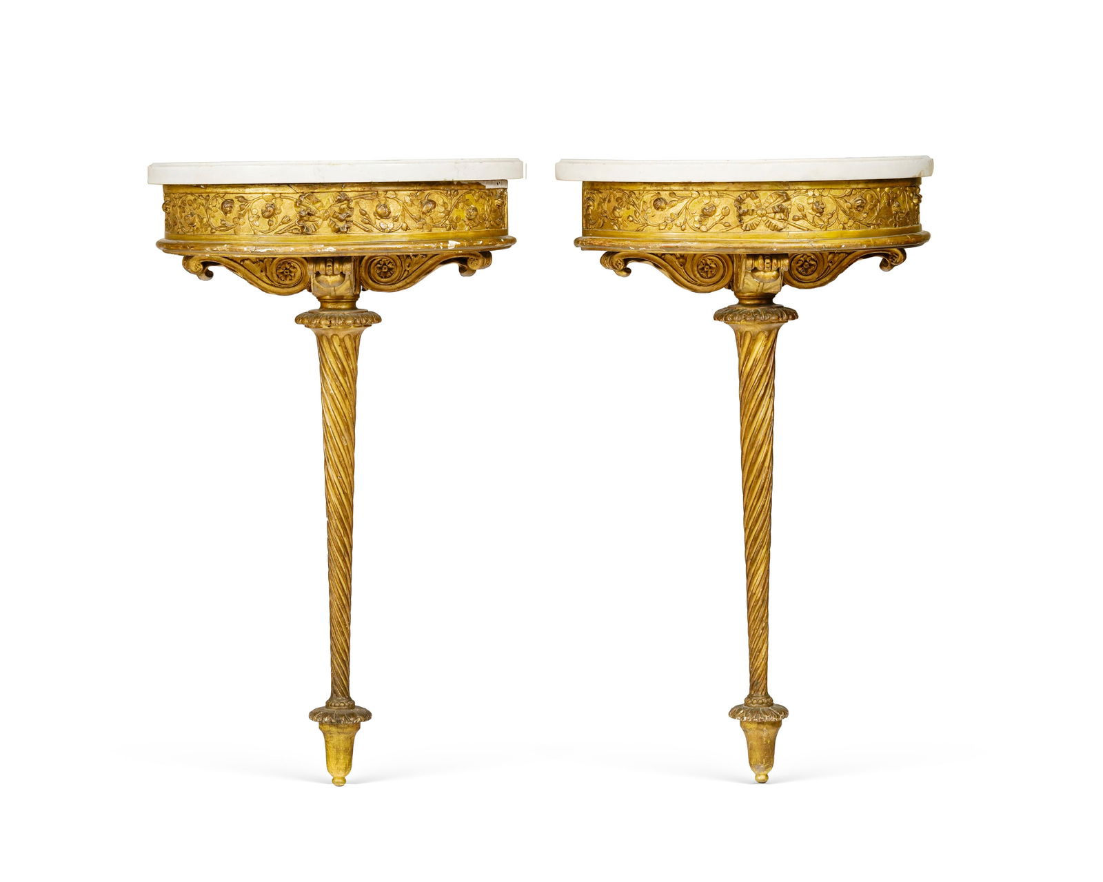 Paire de consoles demi-lune néoclassique formant jardinières, début XIXe s., en bois : Paire de consoles demi-lune néoclassique formant jardinières, début XIXe s., en bois sculpté et doré, ceinture à décor de rinceaux de roses et ruban noué, monta