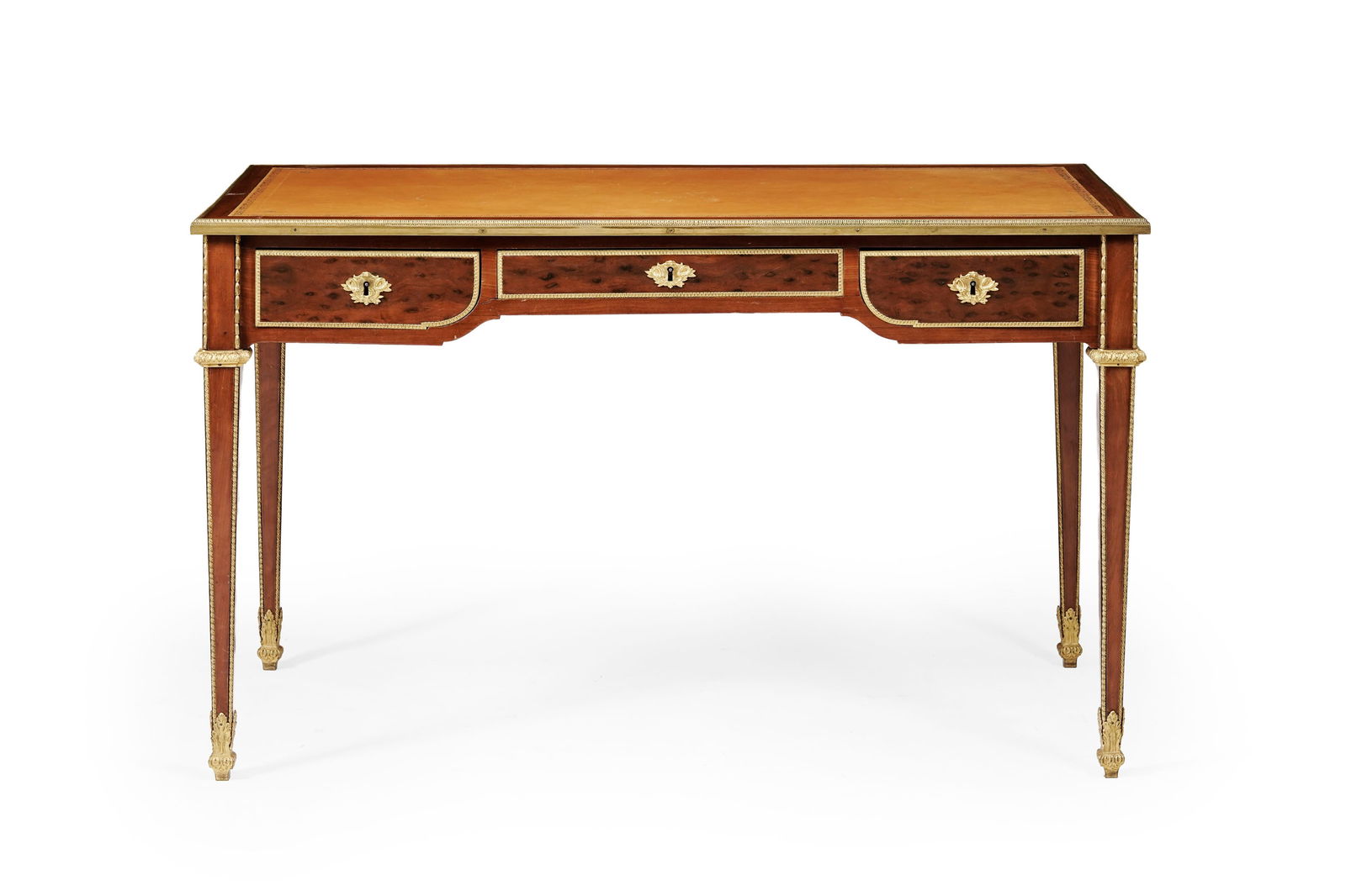 Bureau plat d'époque Louis XVI attribué à Jean-Henri Riesener (1734-1806), en placage: Bureau plat d'époque Louis XVI attribué à Jean-Henri Riesener (1734-1806), en placage d'acajou moucheté, ornementation en bronze doré, ouvrant par trois tiroirs en ceinture, p