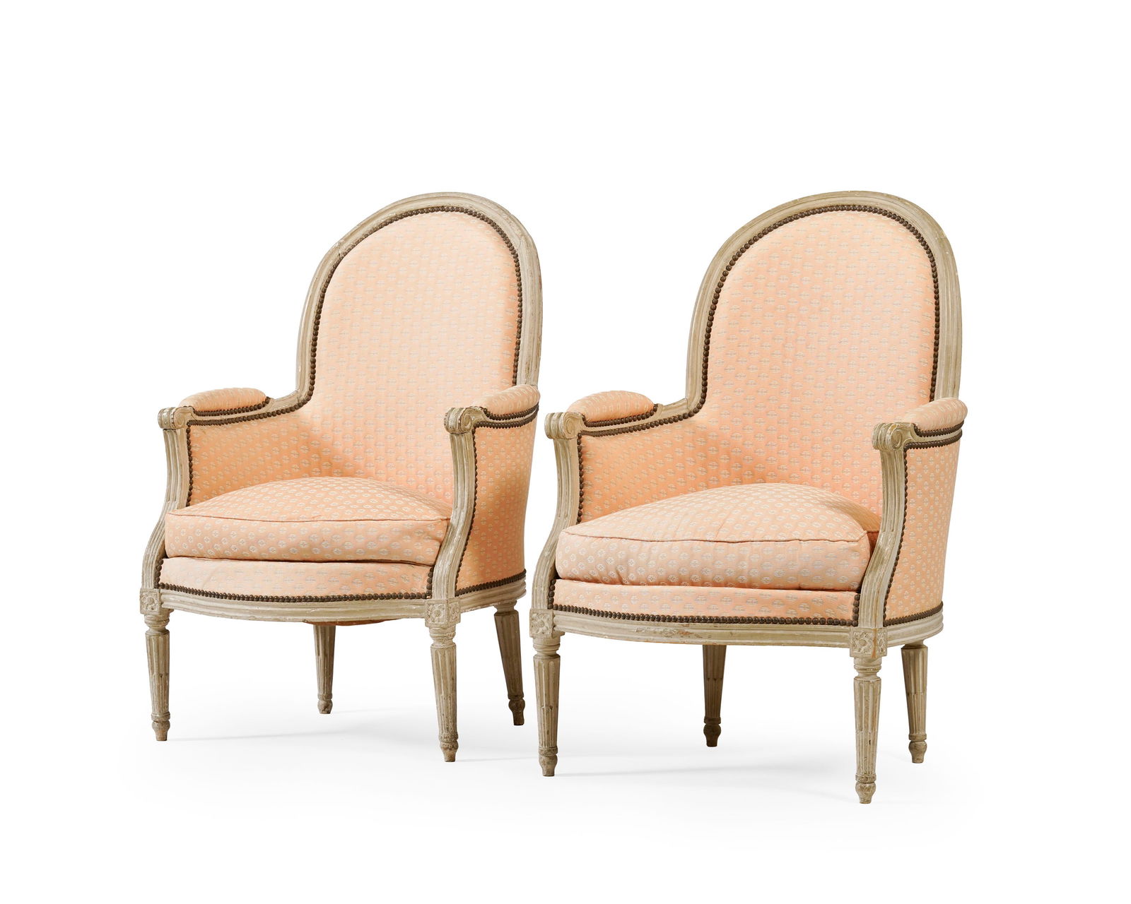 Paire de bergères d'époque Louis XVI, en bois mouluré peint gris, garniture en tissu : Paire de bergères d'époque Louis XVI, en bois mouluré peint gris, garniture en tissu rose, pieds rudentés Conditionmanques et usures à la peinture Attention: une structure de