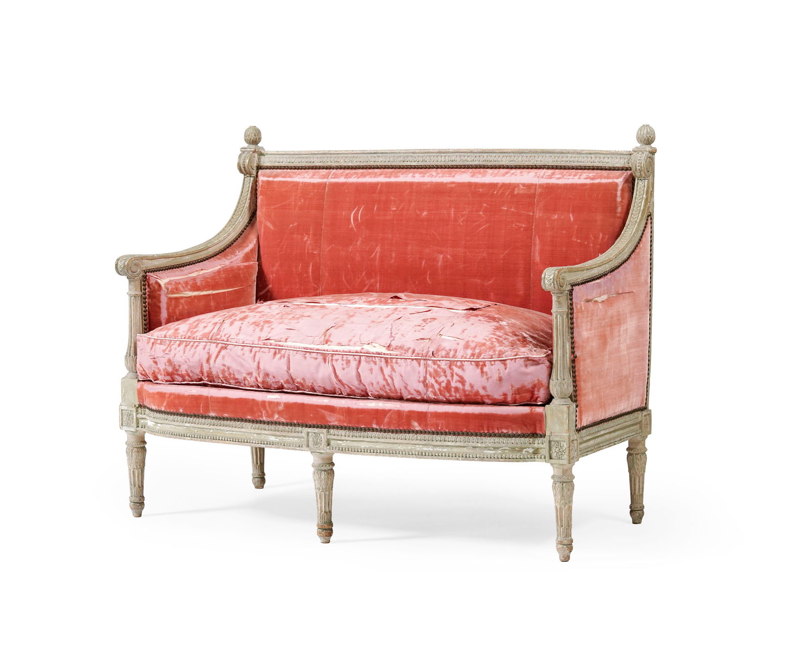 Canapé d'époque Louis XVI estampillé G.IACOB, en bois sculpté peint gris à : Canapé d'époque Louis XVI estampillé G.IACOB, en bois sculpté peint gris à décor de frises de piastres et raies de cœur, soierie rouge framboise, long. 106