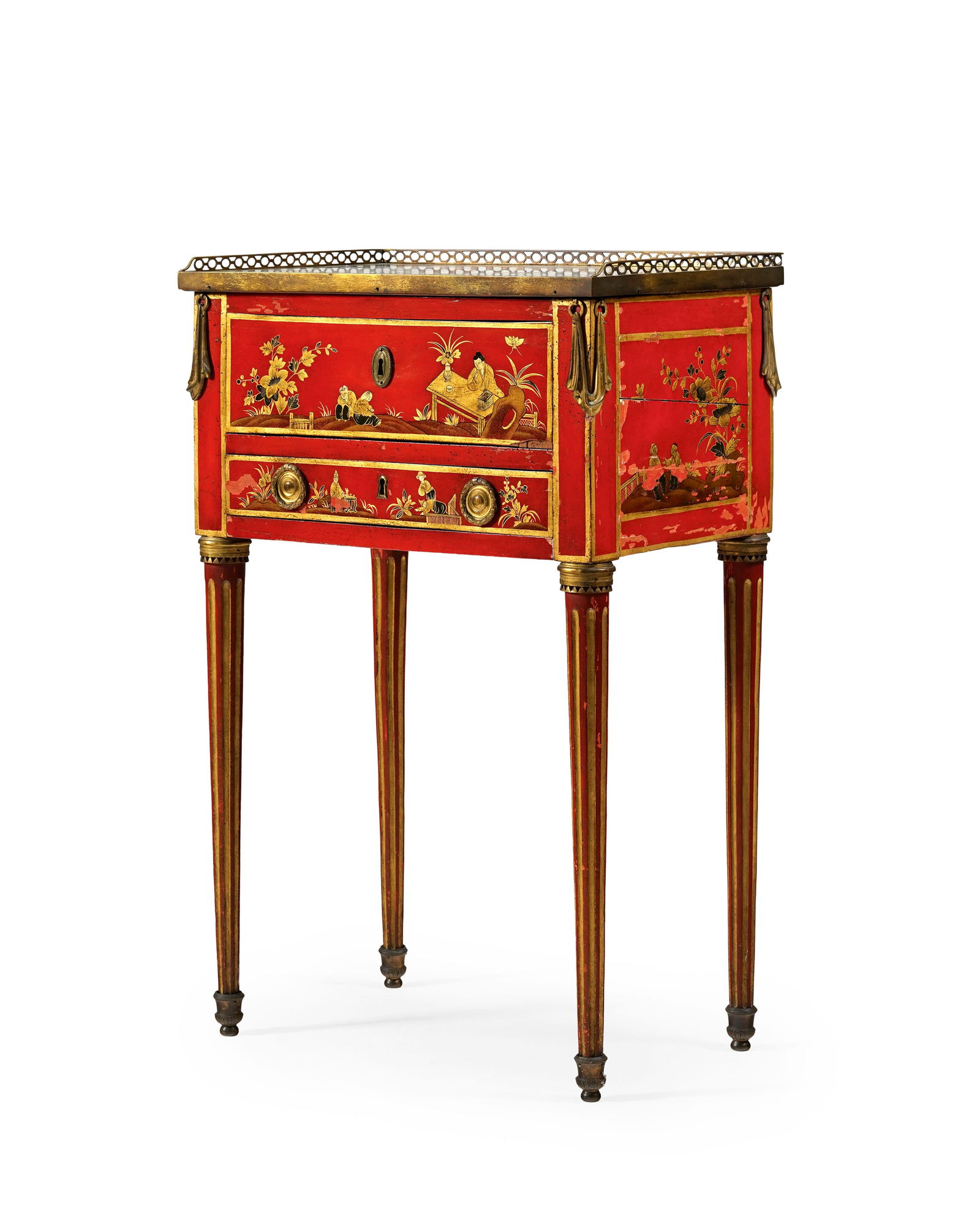 Commode de style Louis XVI, XIXe s., en bois laqué rouge toutes faces à décor de chin: Commode de style Louis XVI, XIXe s., en bois laqué rouge toutes faces à décor de chinoiseries, ouvrant par un abattant et tiroir, plateau en marbre ceint d'une galerie ajourée en l
