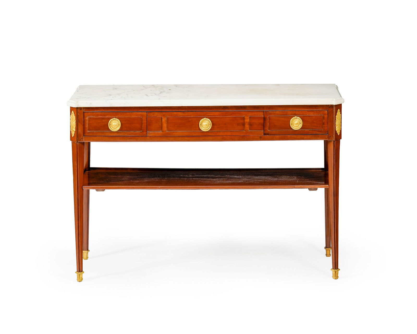 Desserte basse de style Louis XVI, composée d'éléments anciens, en acajou et placage : Desserte basse de style Louis XVI, composée d'éléments anciens, en acajou et placage d'acajou, ouvrant en ceinture par trois tiroirs, plateau en marbre blanc, pieds gaines reliés p