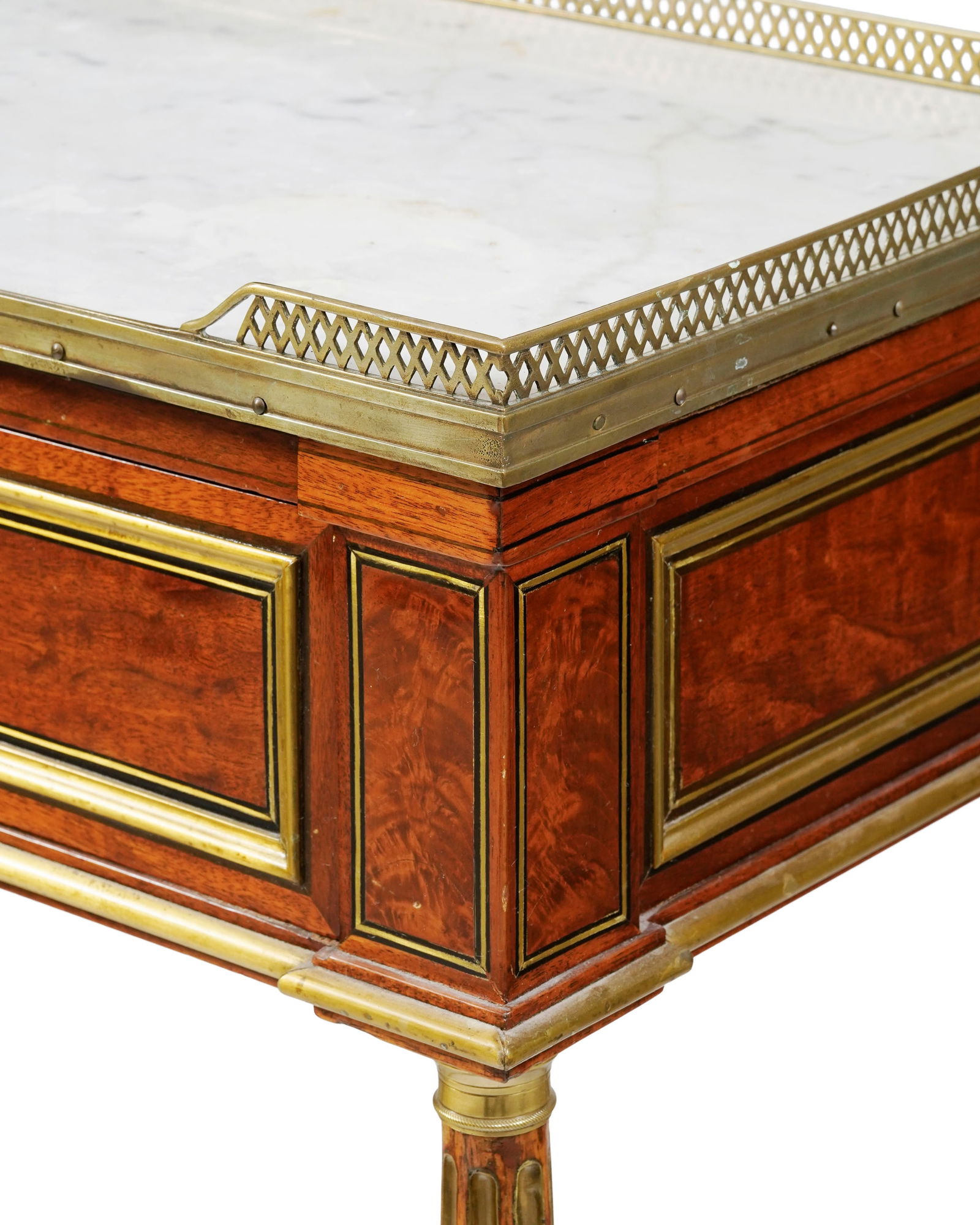 Petite desserte d'époque Louis XVI, en placage d'acajou et incrustations de laiton, ouvrant par - 2