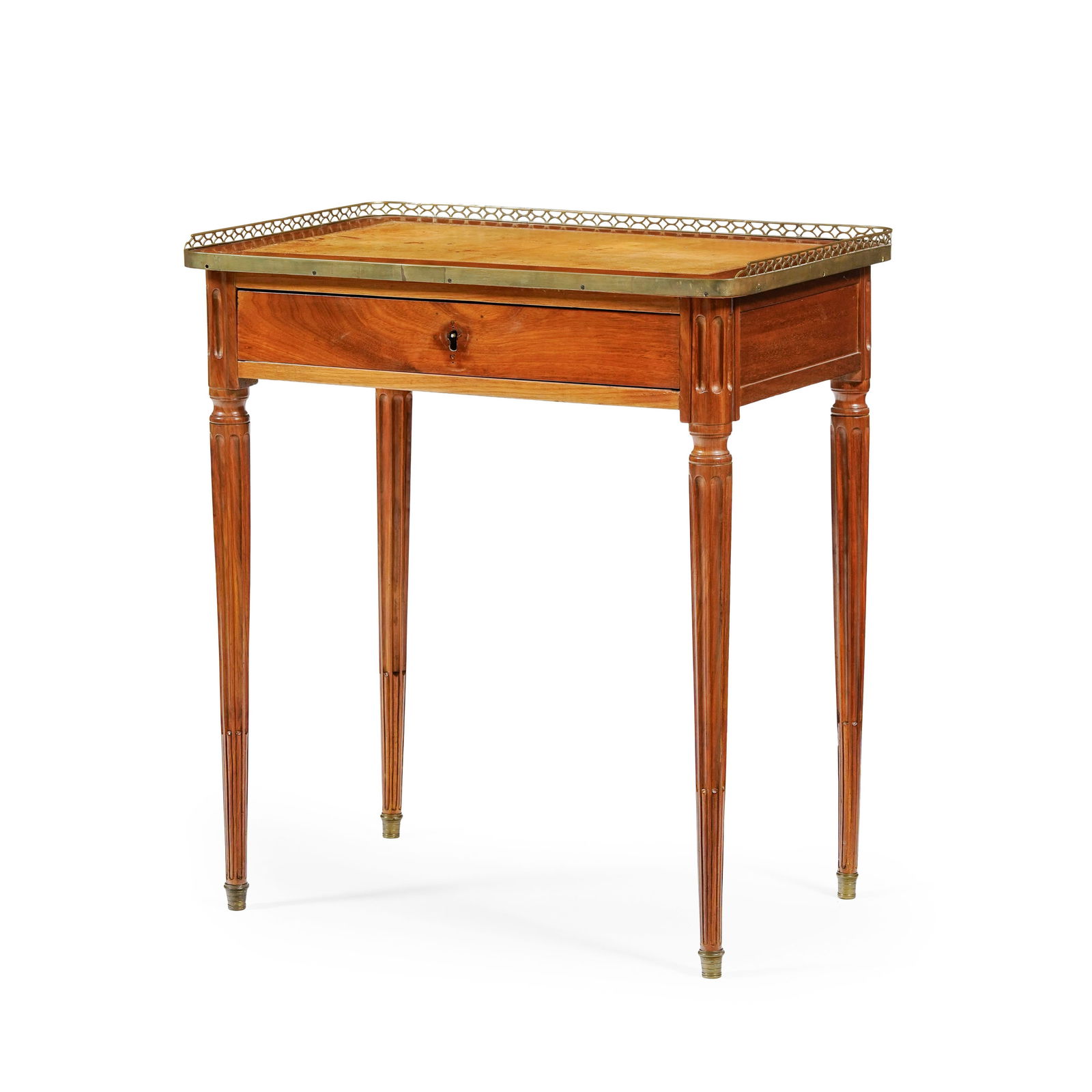 Table à écrire d'époque Louis XVI, en acajou et placage d'acajou, à montants can: Table à écrire d'époque Louis XVI, en acajou et placage d'acajou, à montants cannelés, plateau gainé d'un maroquin brun ceint d'une galerie ajourée, ouvrant par un t