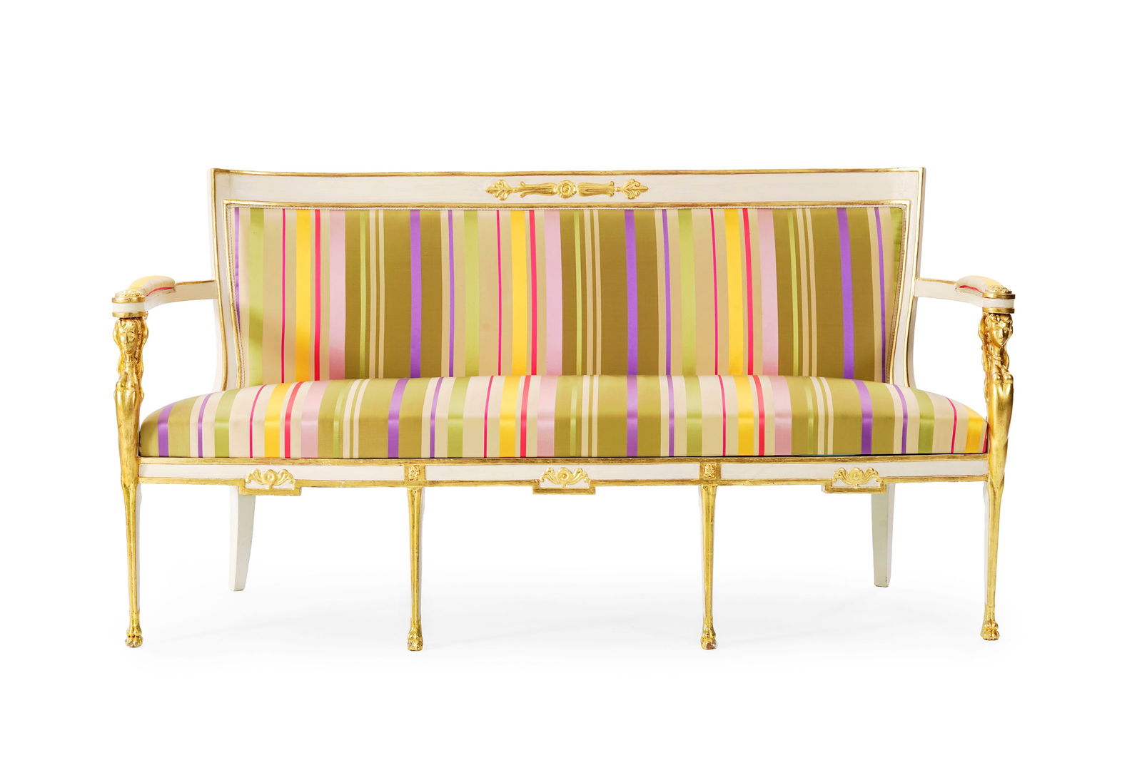 Canapé néoclassique, Italie, début du XIXe s., en bois peint crème et doré,: Canapé néoclassique, Italie, début du XIXe s., en bois peint crème et doré, supports d'accotoir sculptés de figures féminines ailées, garniture en soierie