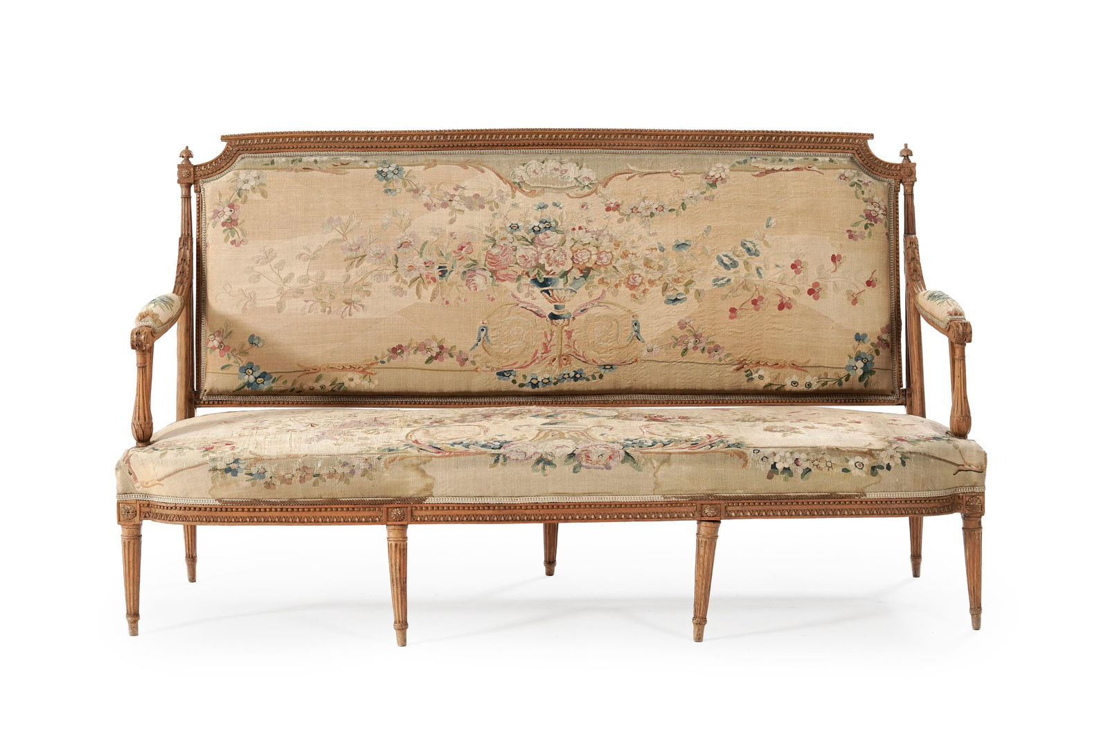 Salon d'époque Louis XVI comprenant un canapé et une suite de 8 fauteuils, en hêtre r: Salon d'époque Louis XVI comprenant un canapé et une suite de 8 fauteuils, en hêtre richement sculpté de frises de perles, feuilles d'eau, feuilles d'acanthe et cannelures, support