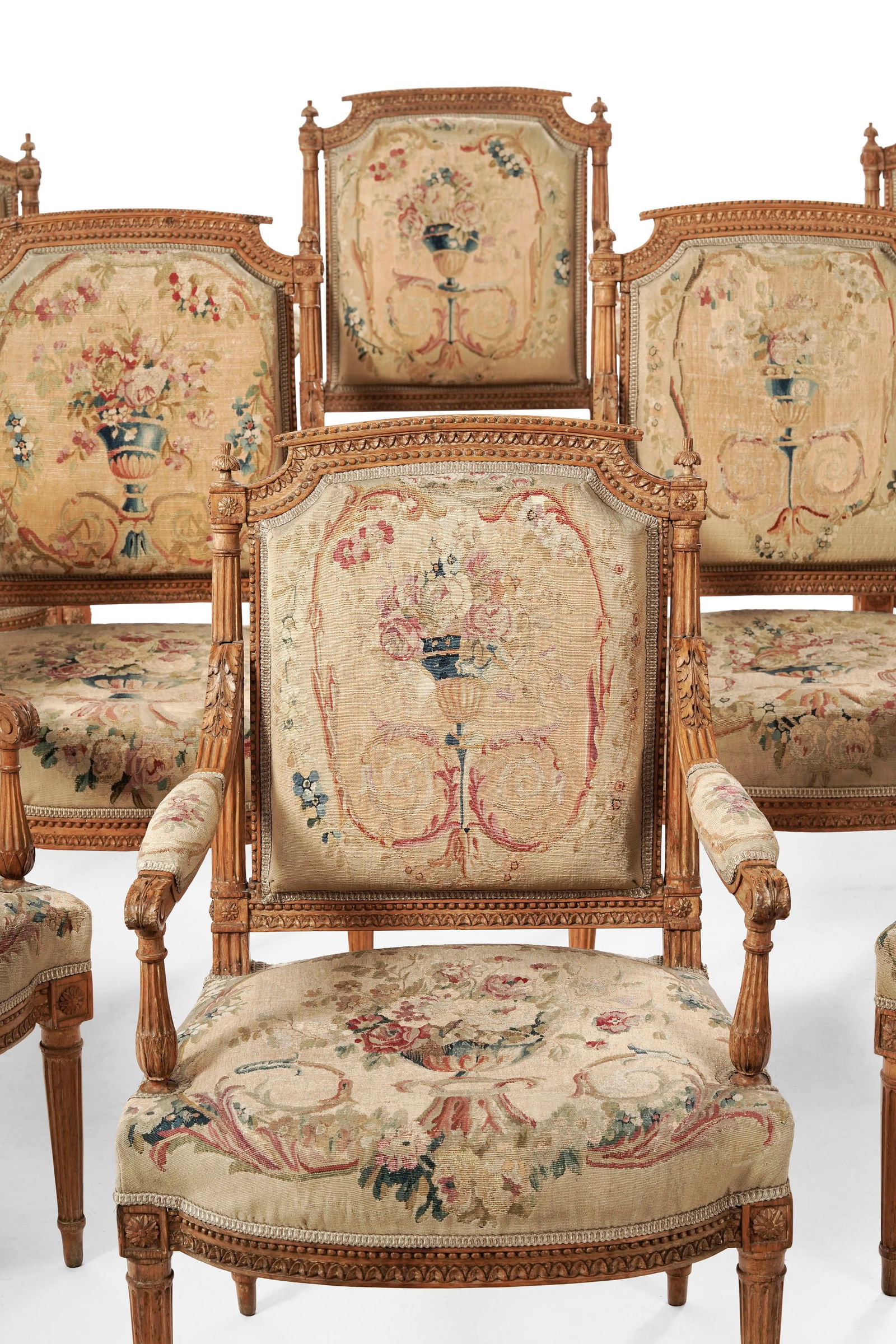 Salon d'époque Louis XVI comprenant un canapé et une suite de 8 fauteuils, en hêtre r - 3