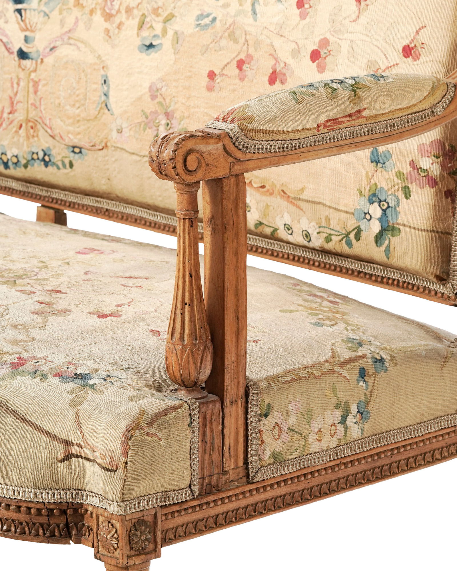 Salon d'époque Louis XVI comprenant un canapé et une suite de 8 fauteuils, en hêtre r - 4