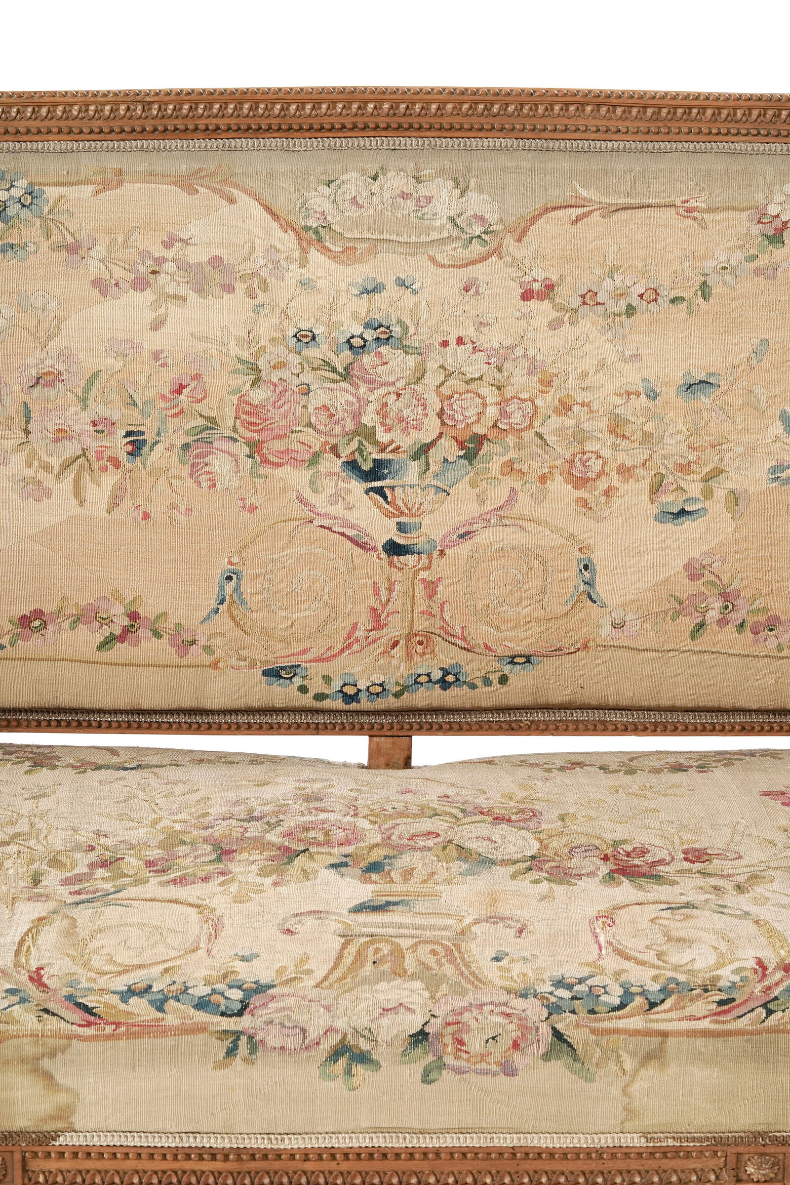 Salon d'époque Louis XVI comprenant un canapé et une suite de 8 fauteuils, en hêtre r - 5