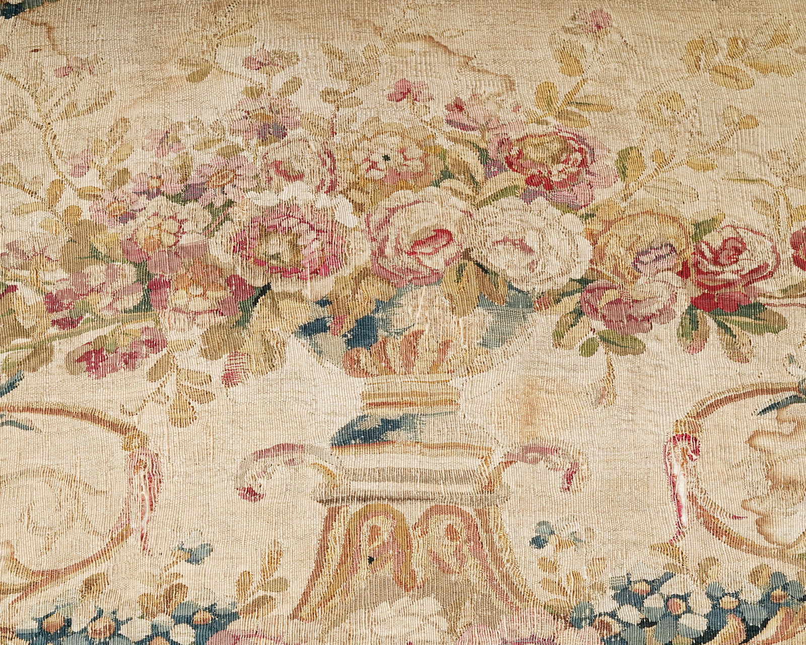 Salon d'époque Louis XVI comprenant un canapé et une suite de 8 fauteuils, en hêtre r - 6