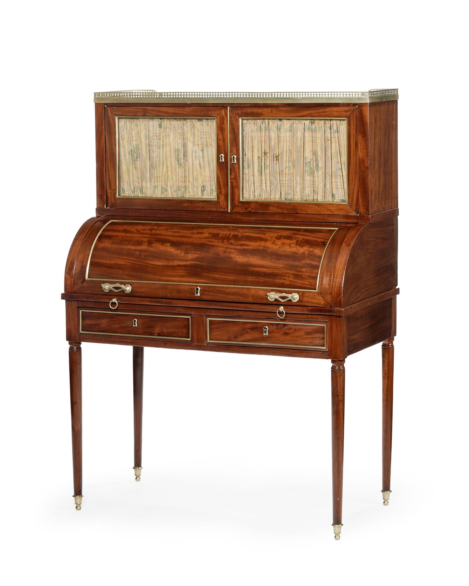 Bureau à cylindre de style Louis XVI, début XIXe s., en acajou et placage d'acajou, ouvran: Bureau à cylindre de style Louis XVI, début XIXe s., en acajou et placage d'acajou, ouvrant par un cylindre démasquant trois niches et trois tiroirs, et sommé d'un gradin ouvrant p