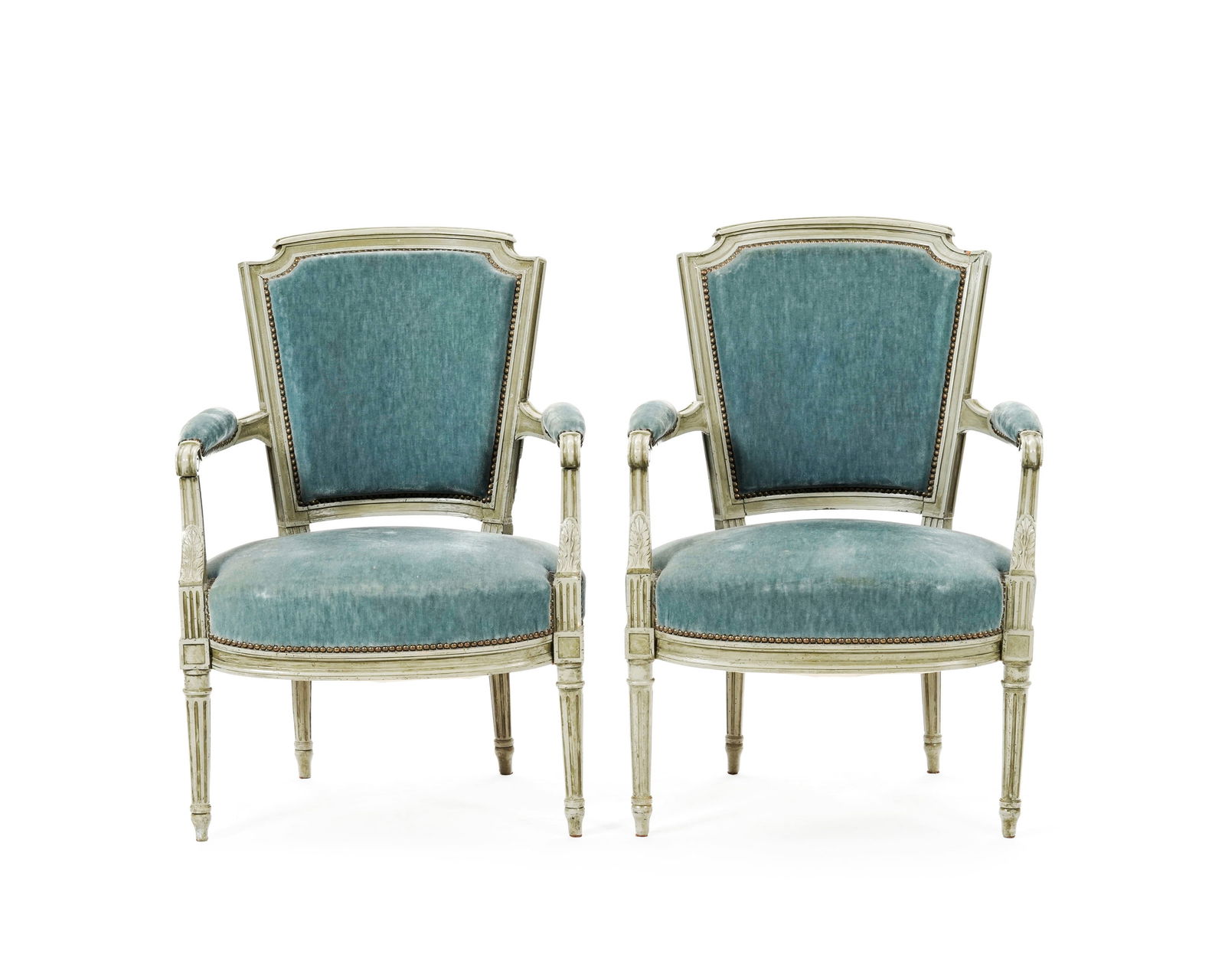 Paire de fauteuils de style Louis XVI, XXe s., en bois sculpté peint gris, garniture en velours (1 of 2)