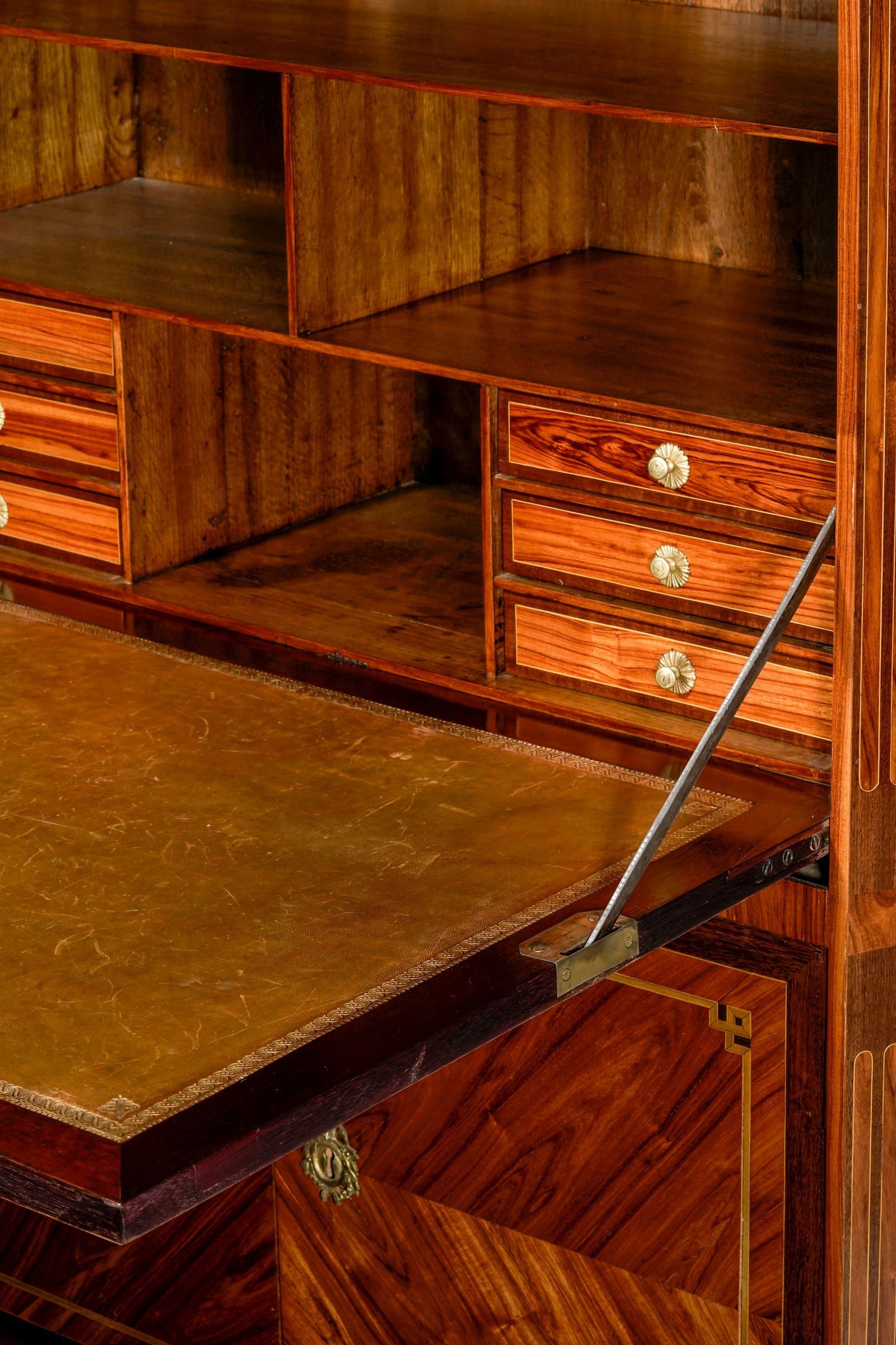 Secrétaire à abattant d'époque Louis XVI, en placage de bois de rose à placage e - 2