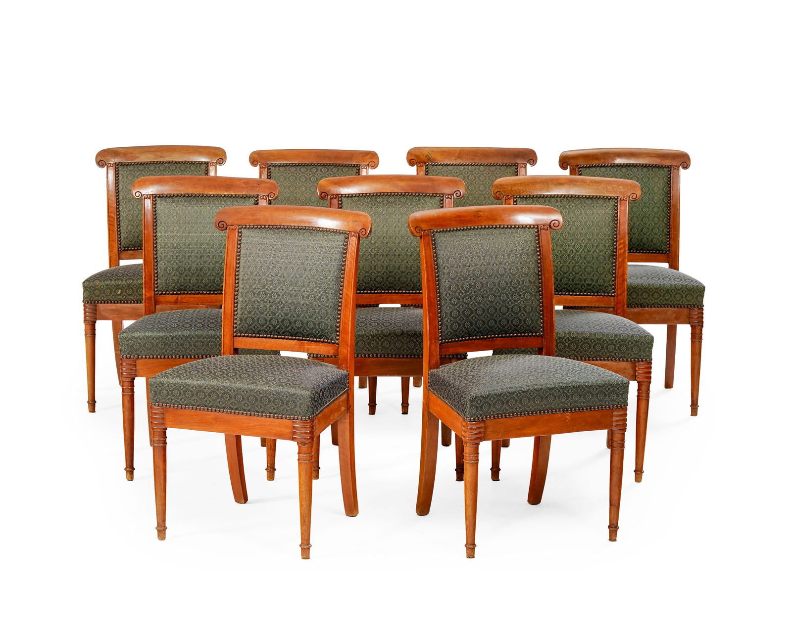 Suite de 9 chaises d'époque Directoire, en acajou, dossier à bandeau, pieds fuselés, : Suite de 9 chaises d'époque Directoire, en acajou, dossier à bandeau, pieds fuselés, garniture en tissu vert, pieds antérieurs fuselés, pieds postérieurs sabres, pré