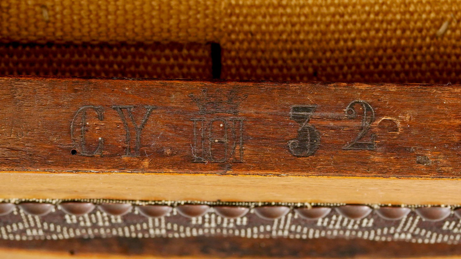 Suite de 9 chaises d'époque Directoire, en acajou, dossier à bandeau, pieds fuselés,  - 4