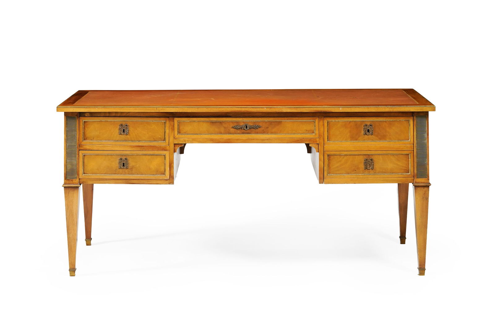 Bureau de style Directoire, XXe s., en acajou, ouvrant en façade par trois tiroirs, côt: Bureau de style Directoire, XXe s., en acajou, ouvrant en façade par trois tiroirs, côtés ouvrant par des tablettes, plateau gainé d'un maroquin brun, face arrière à tiro