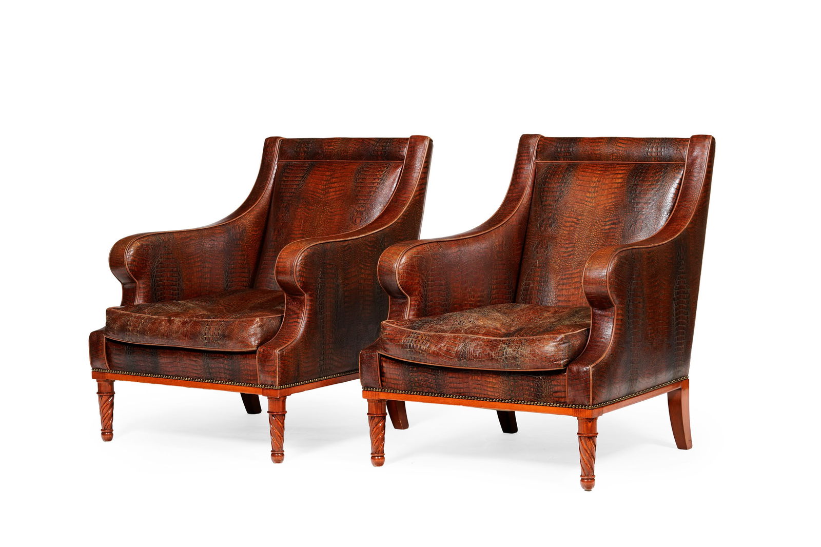 Paire de larges fauteuils, Angleterre, XXe s., en similicuir brun imitation crocodile, pieds en bois: Paire de larges fauteuils, Angleterre, XXe s., en similicuir brun imitation crocodile, pieds en bois teinté acajou Condition usures sur la garniture présence de griffures