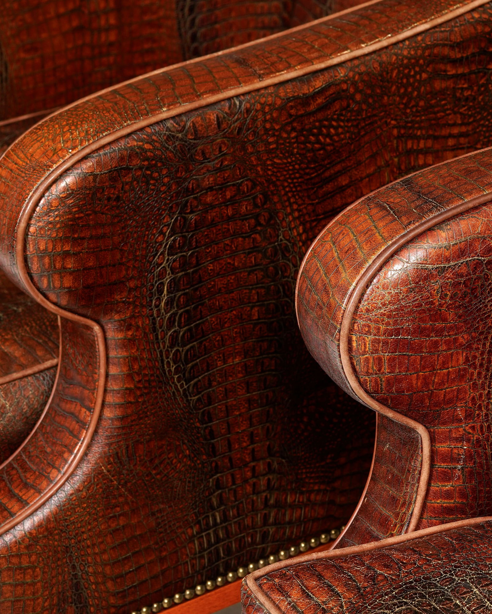 Paire de larges fauteuils, Angleterre, XXe s., en similicuir brun imitation crocodile, pieds en bois - 2