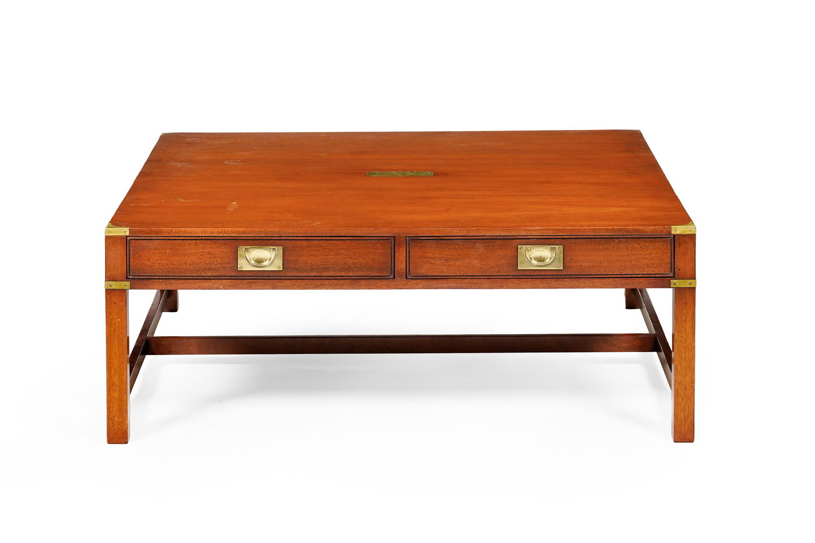 Table basse, Angleterre, XXe s., en acajou, avec poignées et renforts en laiton, ceinture ouvra (1 of 2)