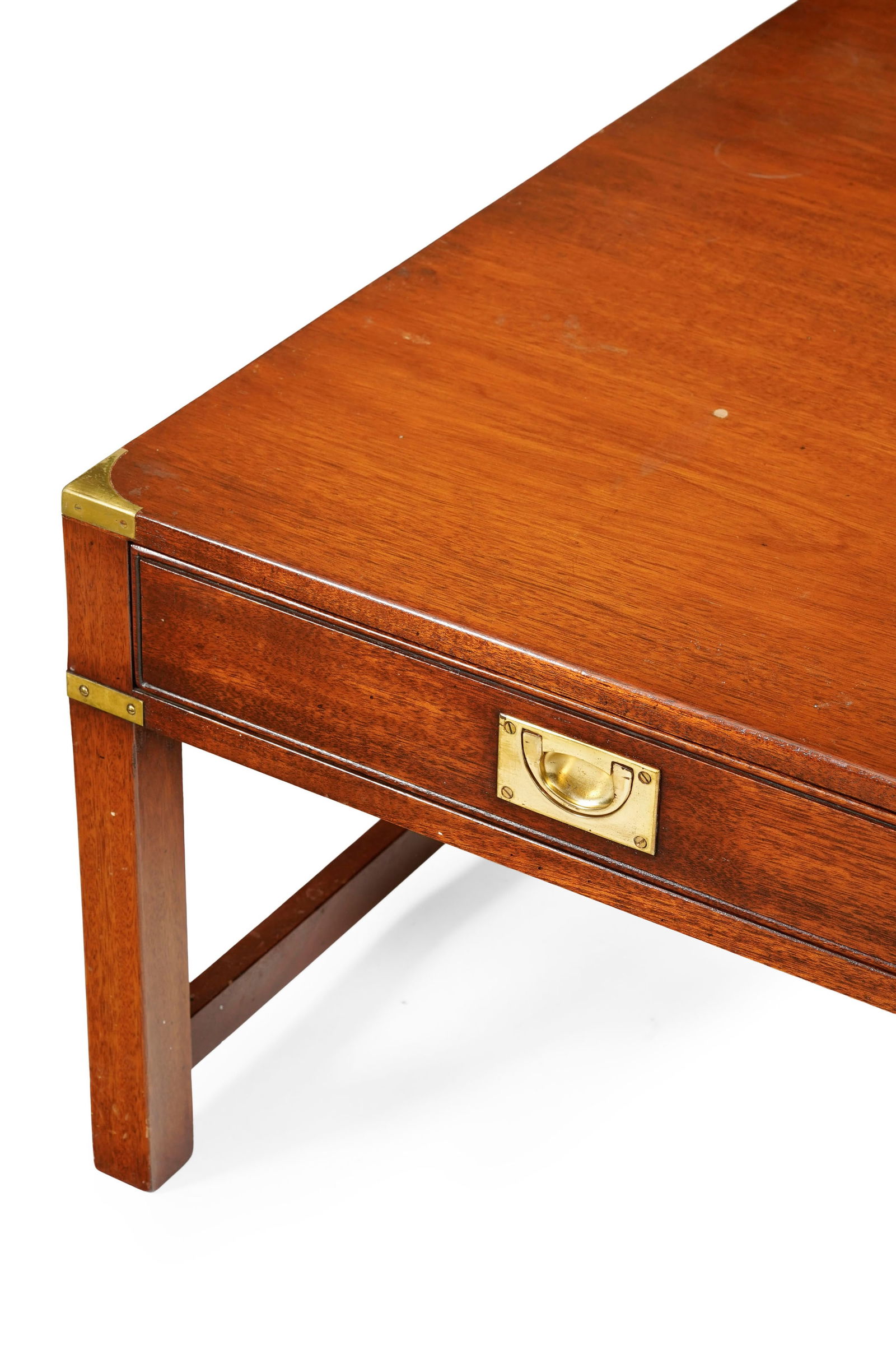 Table basse, Angleterre, XXe s., en acajou, avec poignées et renforts en laiton, ceinture ouvra - 2