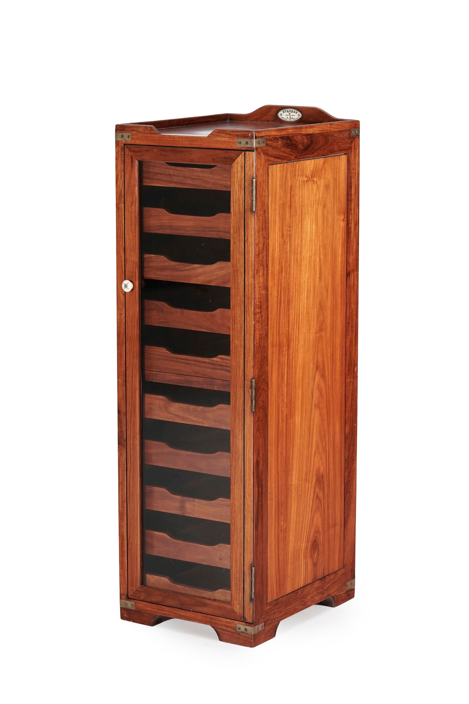 Meuble de rangement Mazarin par la maison Starbay, XXe s., en bois exotique, ouvrant par une porte v: Meuble de rangement Mazarin par la maison Starbay, XXe s., en bois exotique, ouvrant par une porte vitrée à l'intérieur agrément de dix tiroirs, 105x34x42