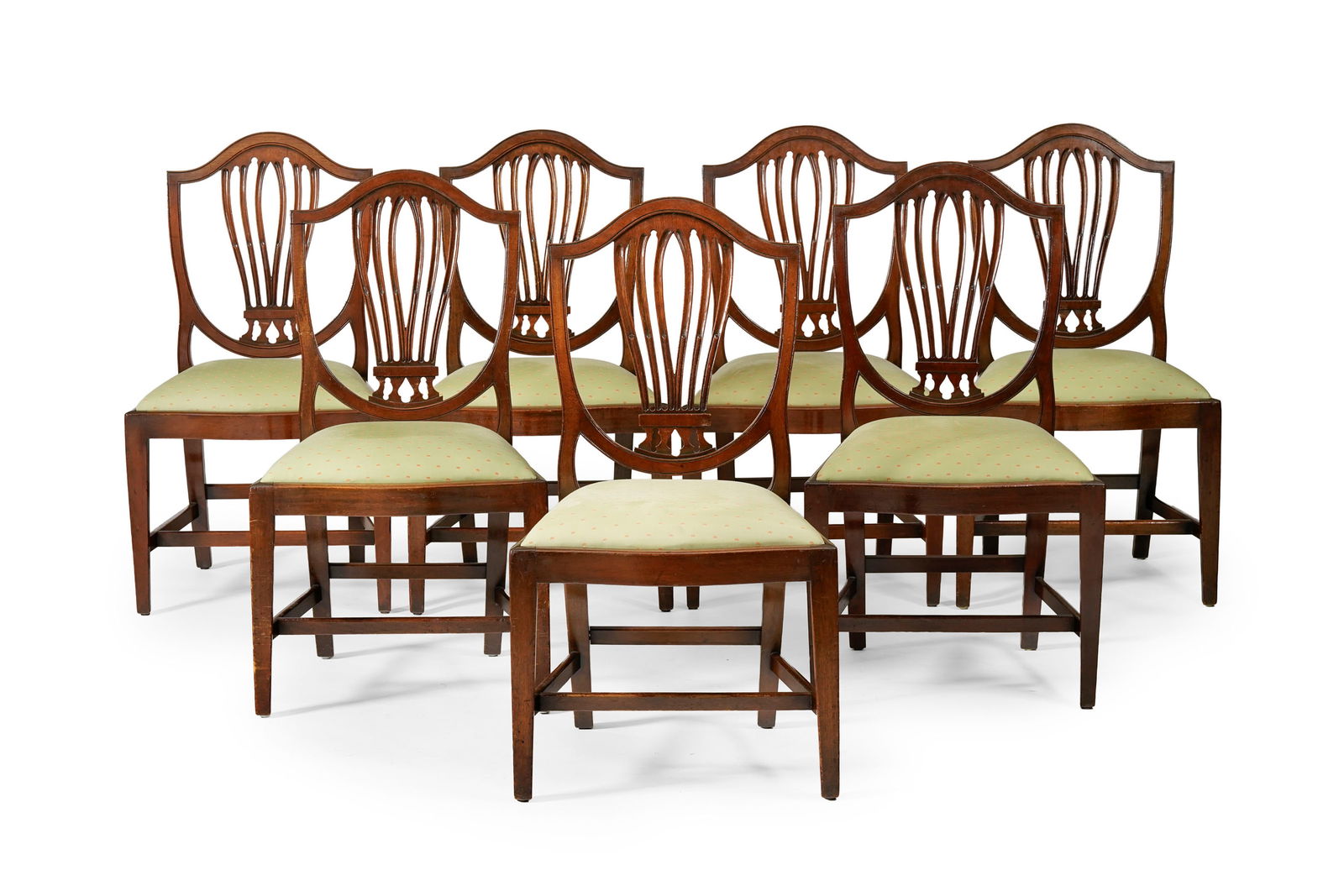 Suite de 7 chaises de style Adam, XXe s., en bois teinté acajou, dossier ajouré, placet ve: Suite de 7 chaises de style Adam, XXe s., en bois teinté acajou, dossier ajouré, placet vert Conditionusures et manques au vernis marques de coups, notamment sur les pieds 