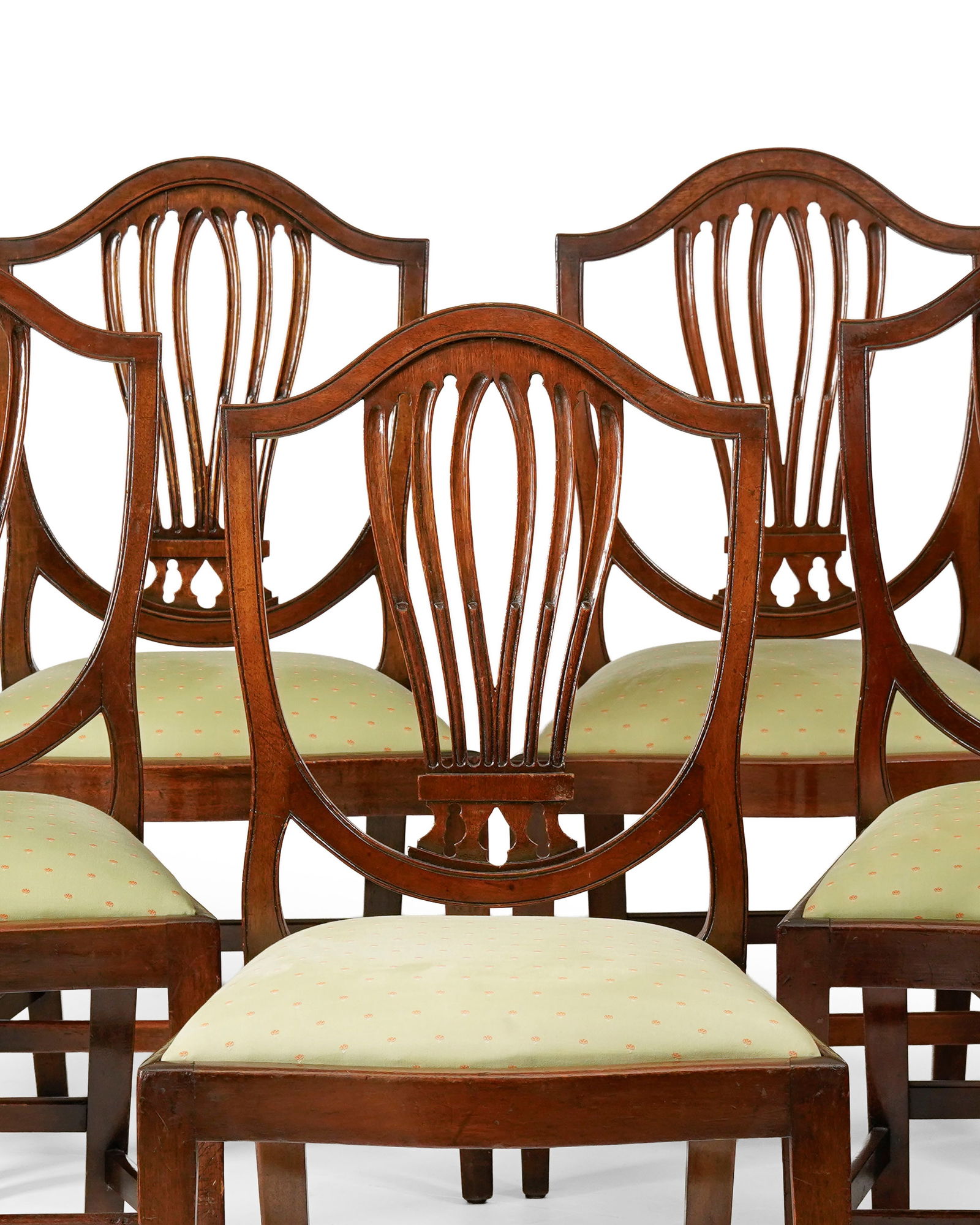 Suite de 7 chaises de style Adam, XXe s., en bois teinté acajou, dossier ajouré, placet ve - 2