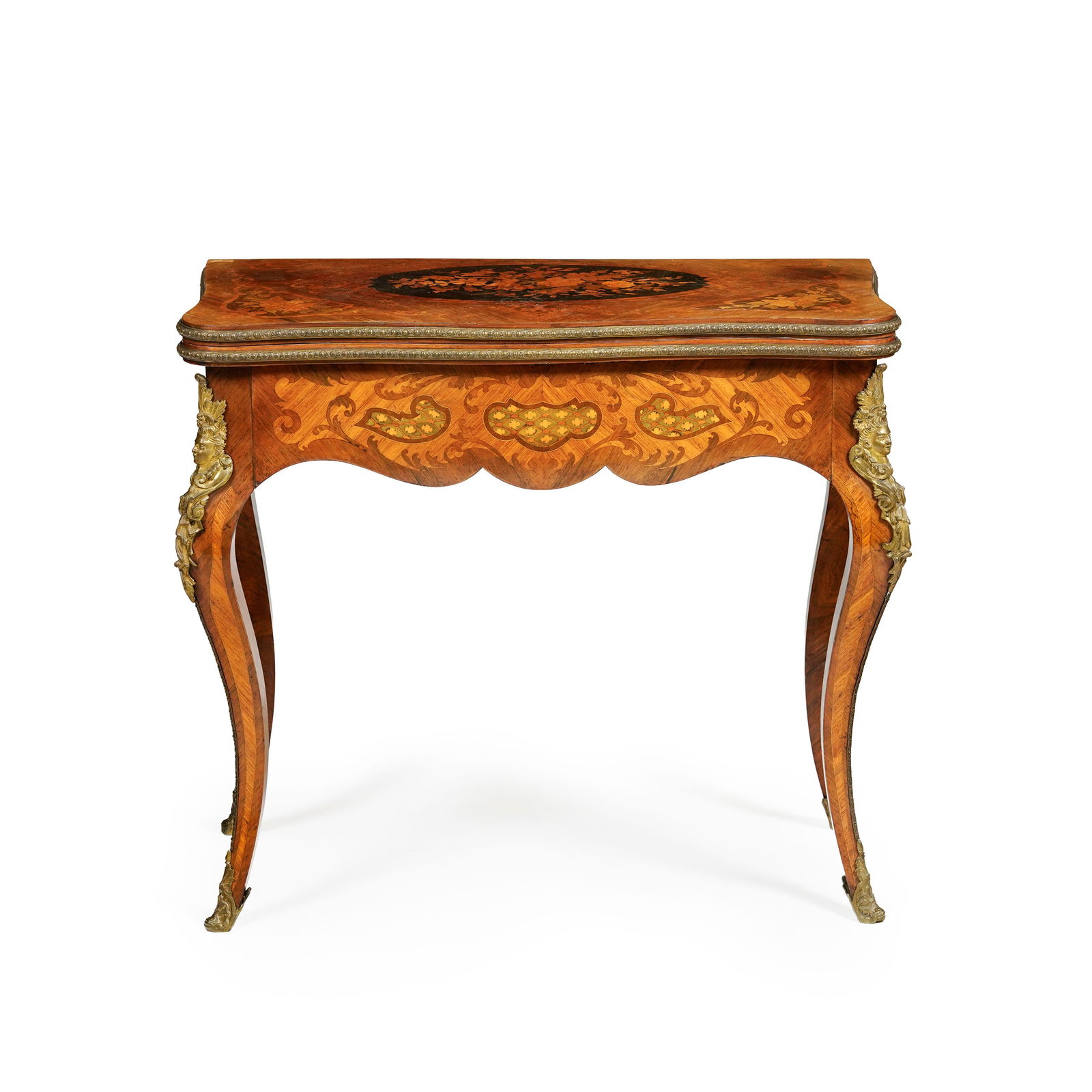 Table à jeux Napoléon III, en placage de palissandre, acajou et à décor de fleur: Table à jeux Napoléon III, en placage de palissandre, acajou et à décor de fleurs en marqueterie, plateau s'ouvrant et démasquant un feutre circulaire fuchsia, pieds