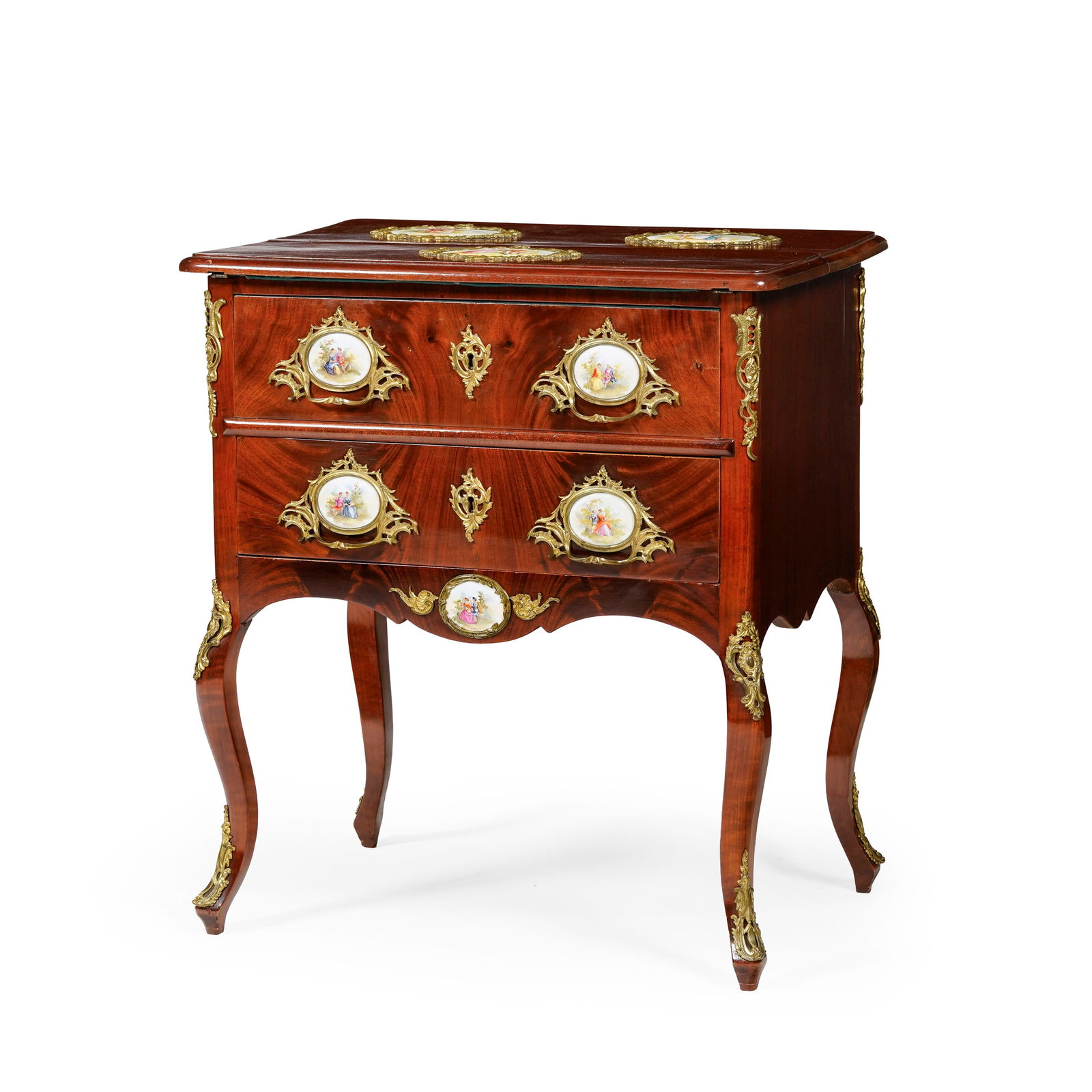 Table à écrire, Italie, début du XXe s., en placage d'acajou et médaillon en por: Table à écrire, Italie, début du XXe s., en placage d'acajou et médaillon en porcelaine à décor de scènes galantes, ouvrant par le plateau démasquant un feutre