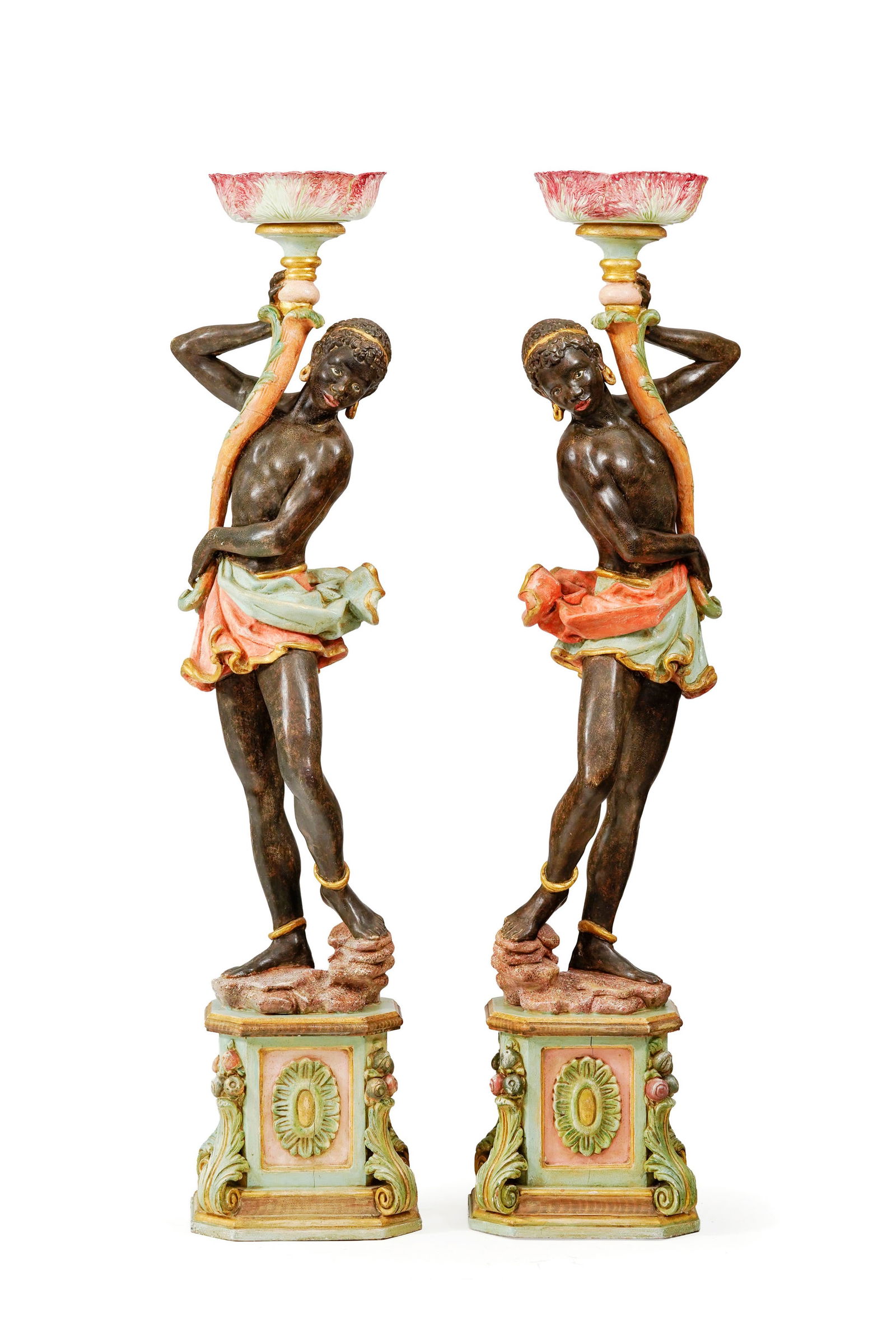 Paire de porte-torchères de style vénitien, XXe s., en bois sculpté polychrome, figur: Paire de porte-torchères de style vénitien, XXe s., en bois sculpté polychrome, figurant un Maure soutenant une corne d'abondance terminée par une coupe aux feuilles de chou en