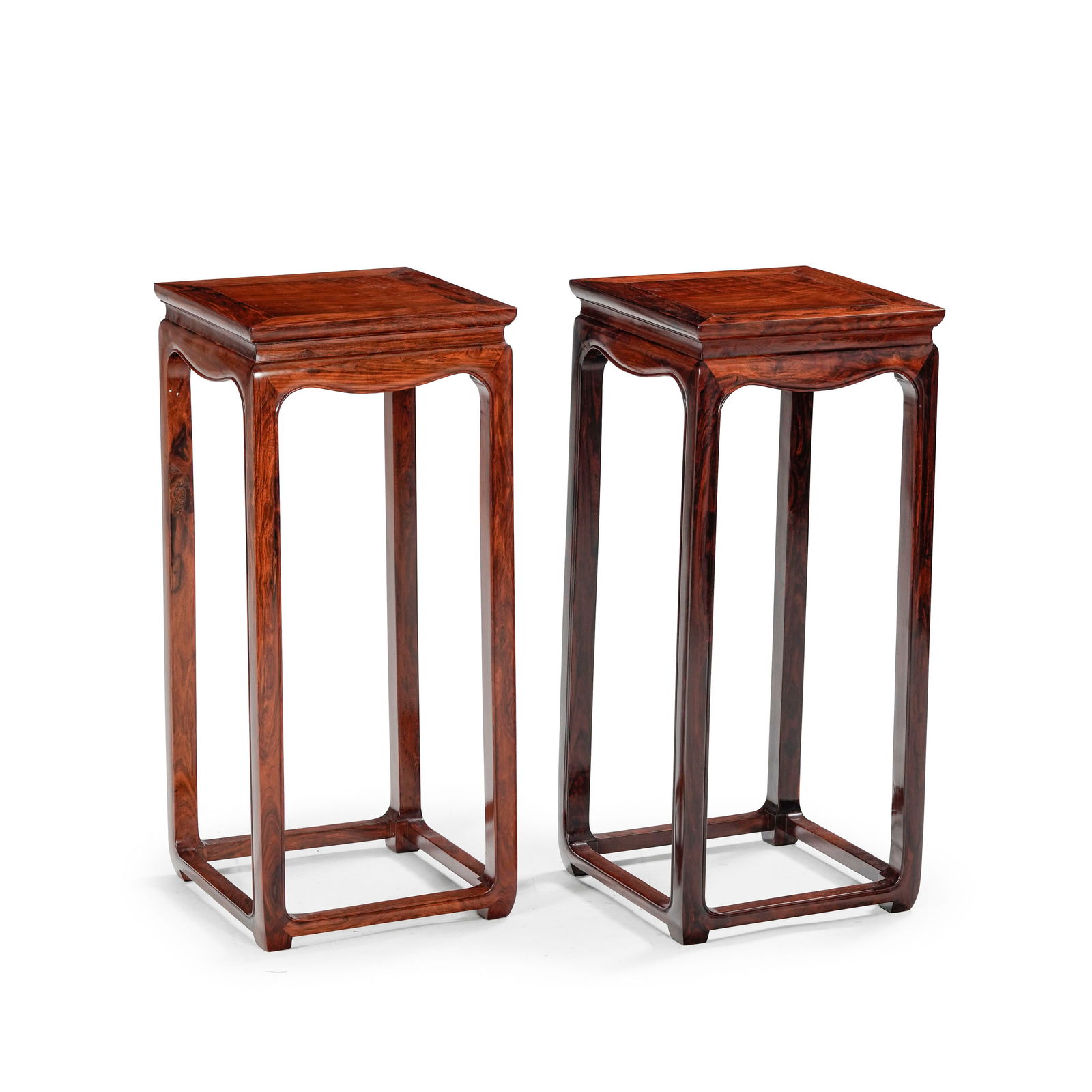 Paire de sellettes de style Ming, XXe s., en Huanghuali, à plateau carré reposant sur des : Paire de sellettes de style Ming, XXe s., en Huanghuali, à plateau carré reposant sur des montant droits, 87x39x39 cm Provenance : Vente Dogny du 18 juin 19, lot 499, Collection Rolf Heinige