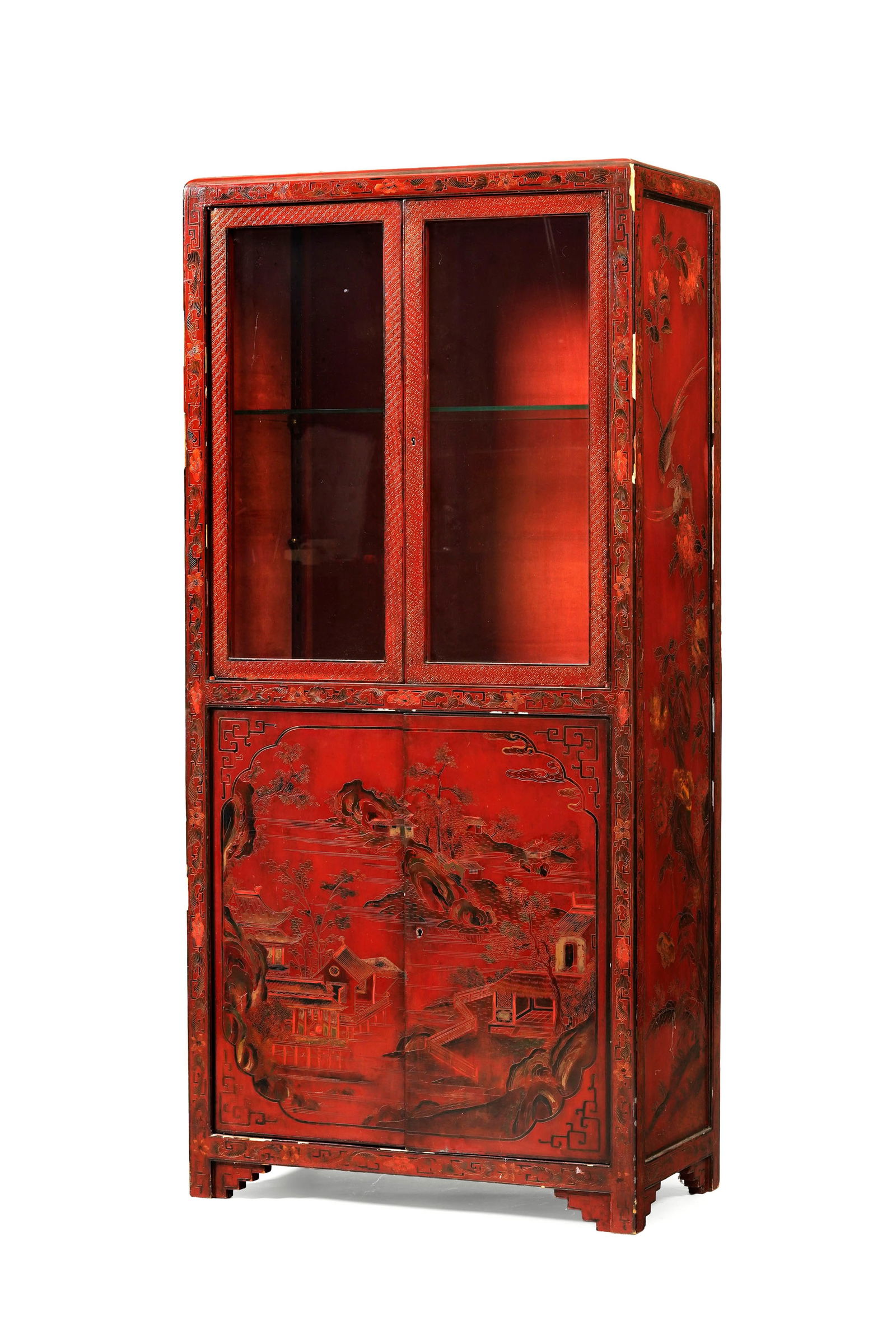 Vitrine, Chine, XXe s., en bois laqué rouge à décor de paysages en façade et bra: Vitrine, Chine, XXe s., en bois laqué rouge à décor de paysages en façade et branchages et oiseaux sur les côtés, ouvrant par quatre vantaux dont deux vitrés en