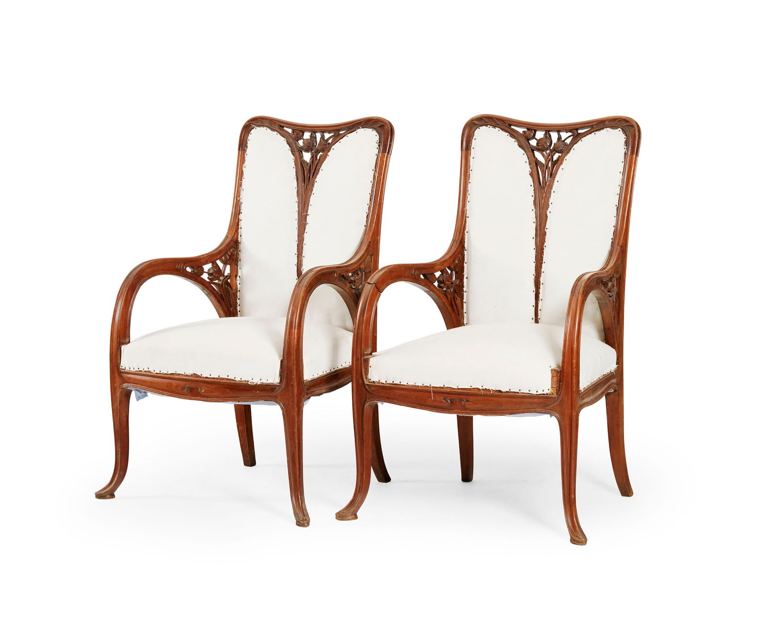 Paire de fauteuils attribués à Louis Majorelle (1859-1926), en noyer mouluré, ajour&# (1 of 3)