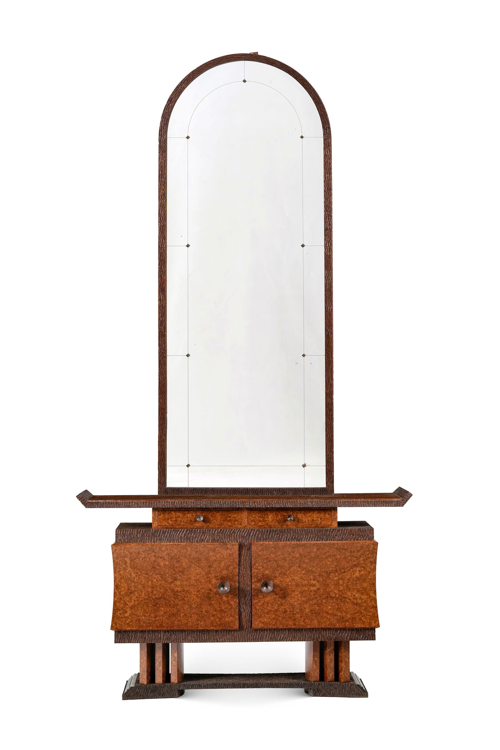 Console et son miroir par Pier Luigi Colli (1895-1968), Italie, circa 1935, en placage de loupe de t: Console et son miroir par Pier Luigi Colli (1895-1968), Italie, circa 1935, en placage de loupe de thuya et bois entièrement sculpté, ouvrant par deux vantaux et deux tiroirs, 92x150x37 cm,