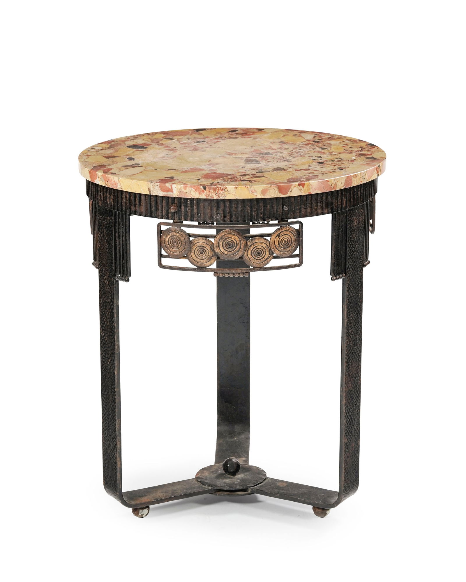 Guéridon d'époque Art Deco estampillé FAG (Ferronerie d'Art des Galeries), en fer for: Guéridon d'époque Art Deco estampillé FAG (Ferronerie d'Art des Galeries), en fer forgé à décor de cannelures et éléments circulaires, plateau en marbre brè