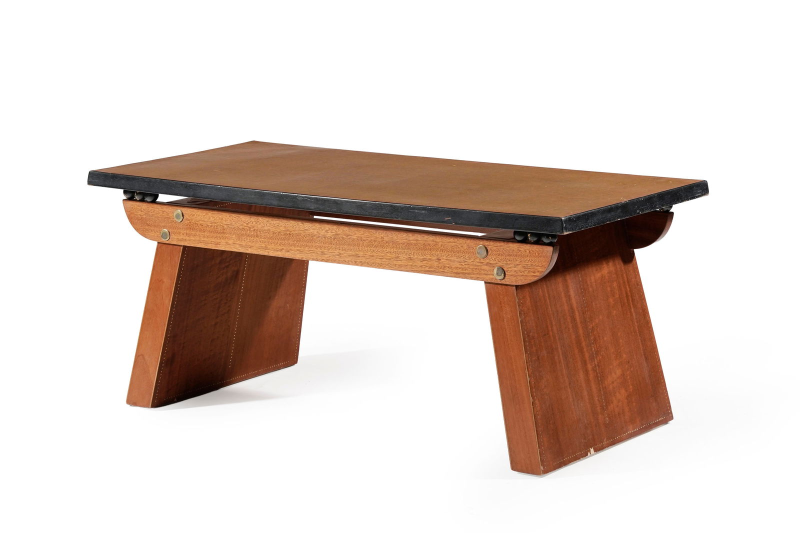 Table basse par André Sornay (1902-2000), piètement en placage d'acajou animé par un  (1 of 3)