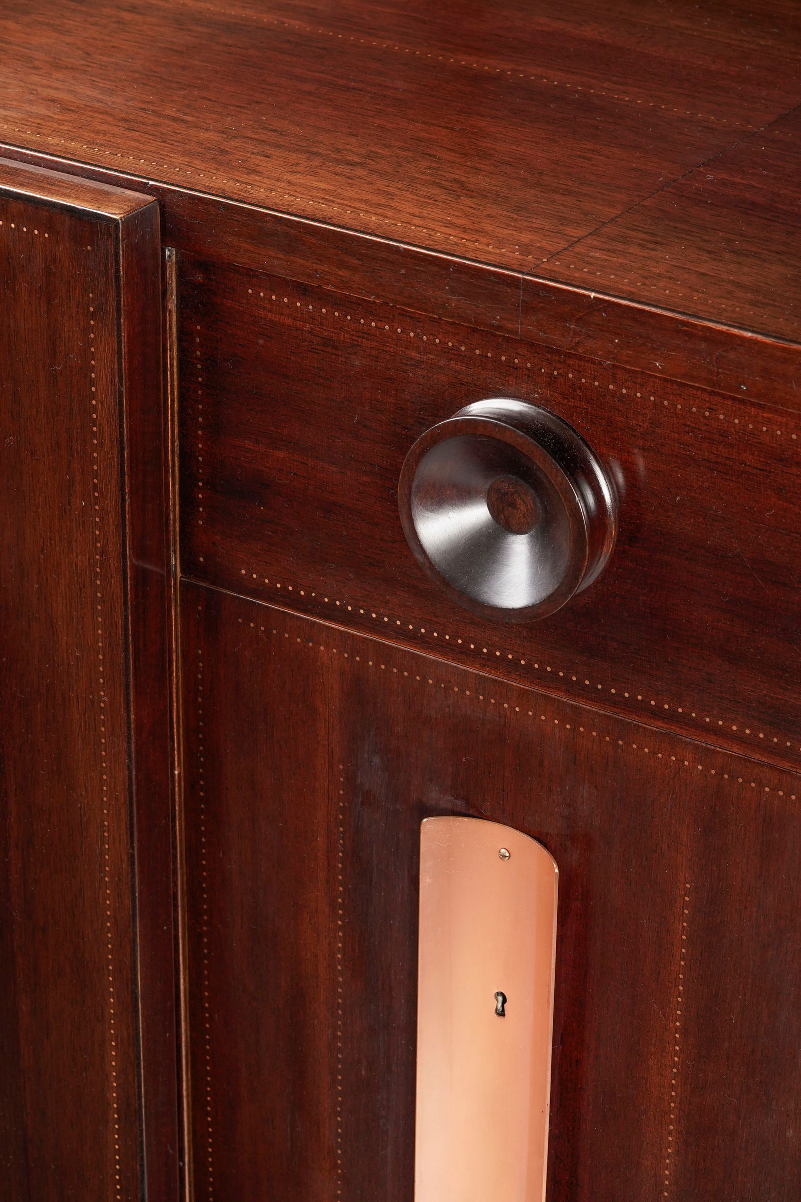 Buffet par André Sornay (1902-2000), en acajou et placage d'acajou animé par un cloutage e - 2