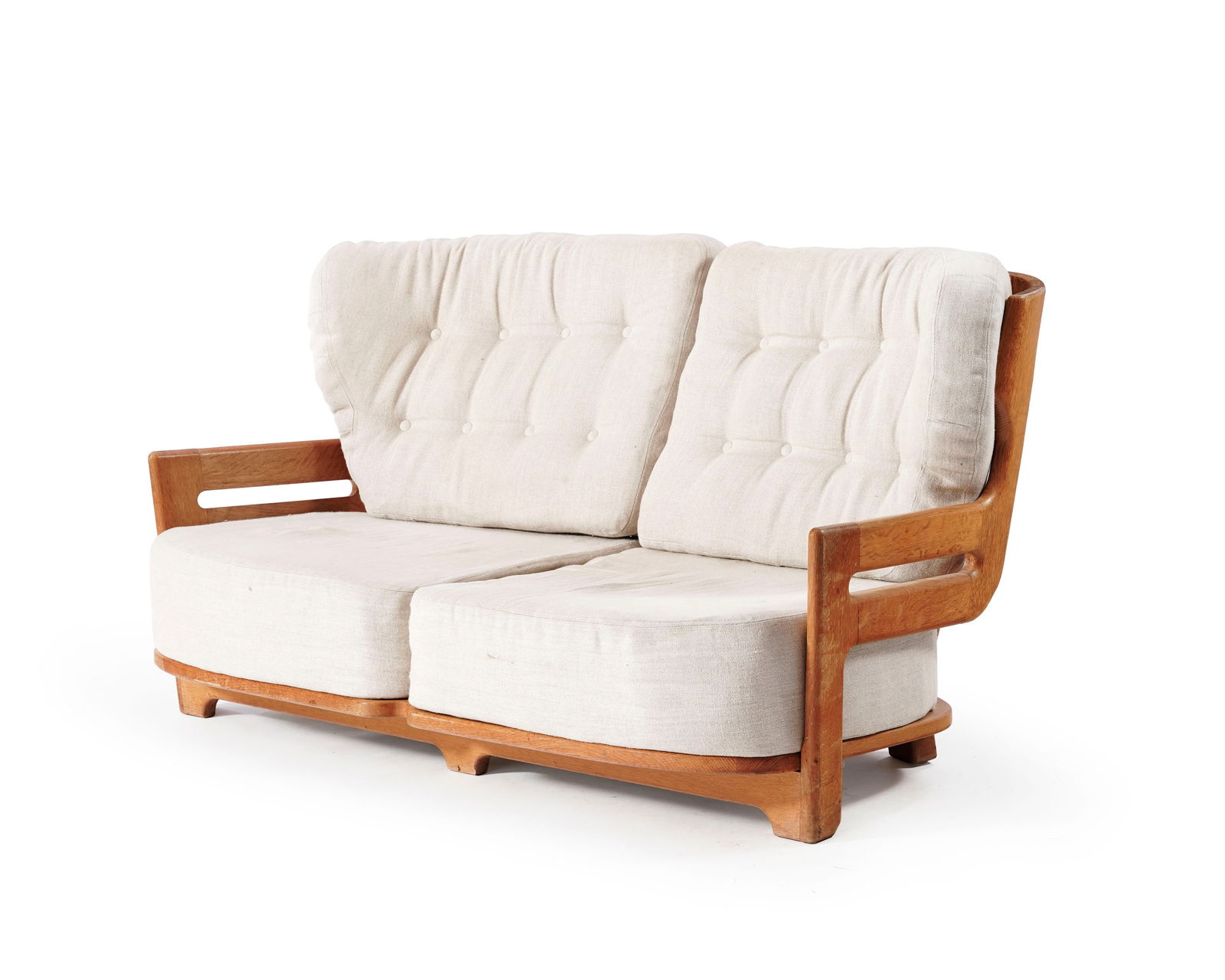 Canapé par Robert Guillerme (1913-1990) et Jacques Chambron (1914-2001), structure en chên: Canapé par Robert Guillerme (1913-1990) et Jacques Chambron (1914-2001), structure en chêne, garniture en tissu gris, dossier à barreaux, long. 166 cm Conditiontaches sur la garniture