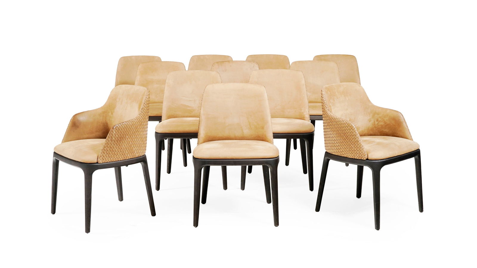 Suite de 10 chaises et paire de fauteuils Grace, édition Poliform, Italie, XXe s., à struc: Suite de 10 chaises et paire de fauteuils Grace, édition Poliform, Italie, XXe s., à structure en bois noirci, garniture en nubuck beige, tressage à l'arrière du