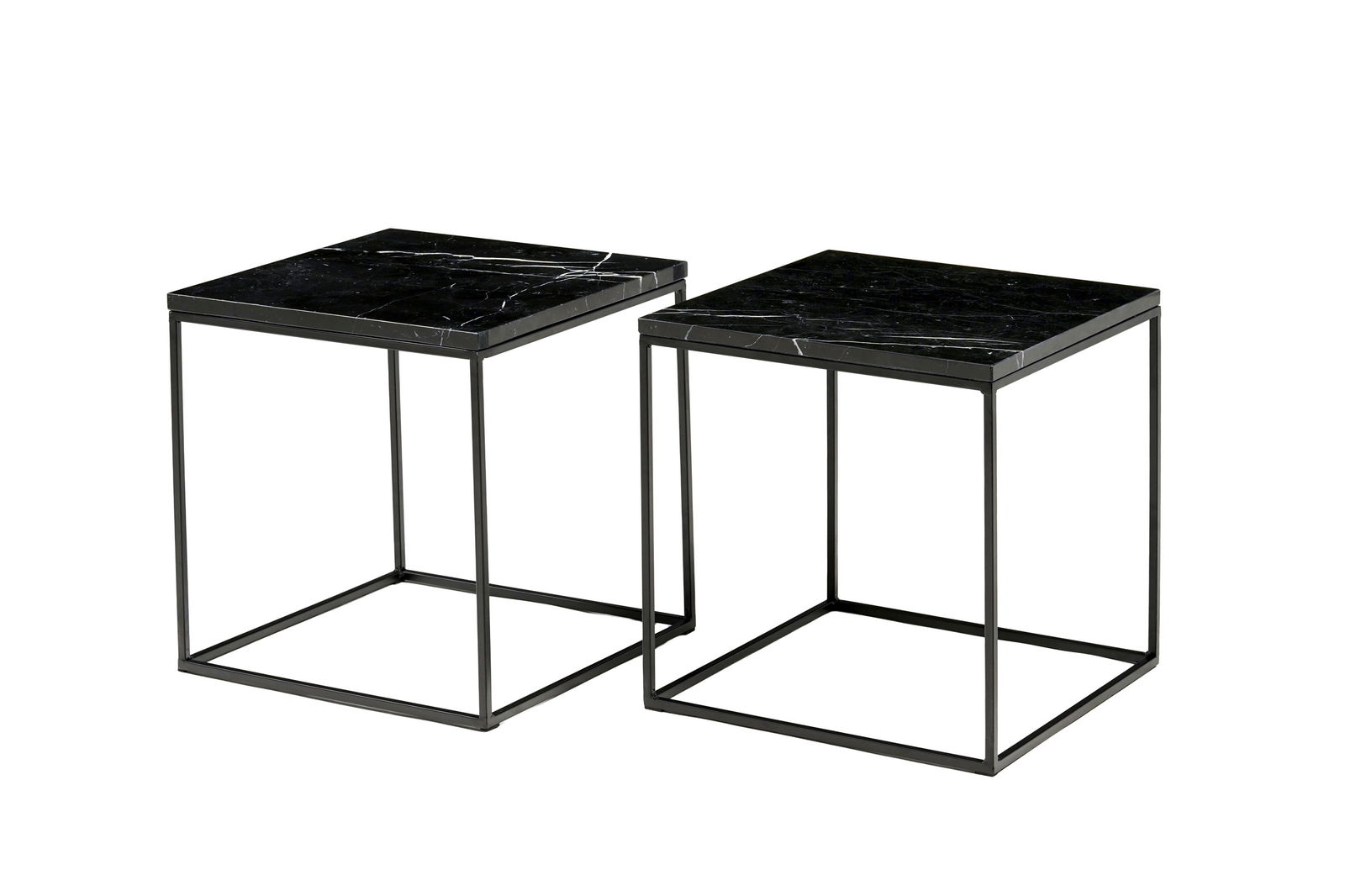 Paire de bouts de canapé Mahaut, édition AM.PM, plateau en marbre et structure en mét: Paire de bouts de canapé Mahaut, édition AM.PM, plateau en marbre et structure en métal finition époxy, 41x41x41 cm Conditionprésence de rayures sur le plateau présence