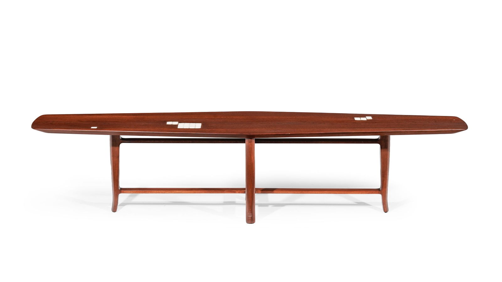 Table basse par Edward Wormley (1907-1995), édition Dunbar, en noyer et carreaux de cérami: Table basse par Edward Wormley (1907-1995), édition Dunbar, en noyer et carreaux de céramique, 44x196x48 cm Conditionbon état général présence de quelques marques de