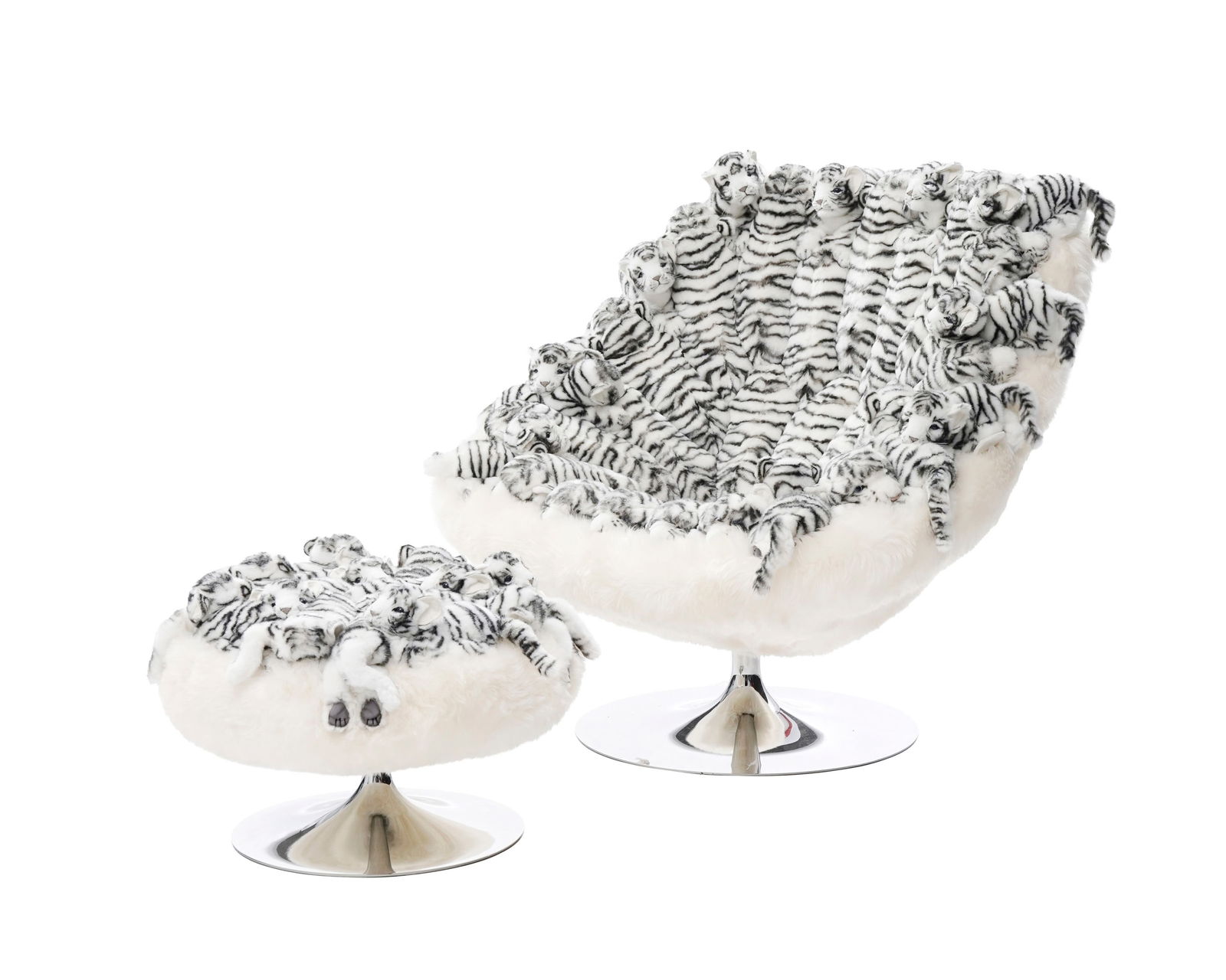 Fauteuil et repose-pieds Royal Tiger, édition AP collection, en fourrure synthétique et co: Fauteuil et repose-pieds Royal Tiger, édition AP collection, en fourrure synthétique et composé de peluches en forme de tigre cousues à la main 