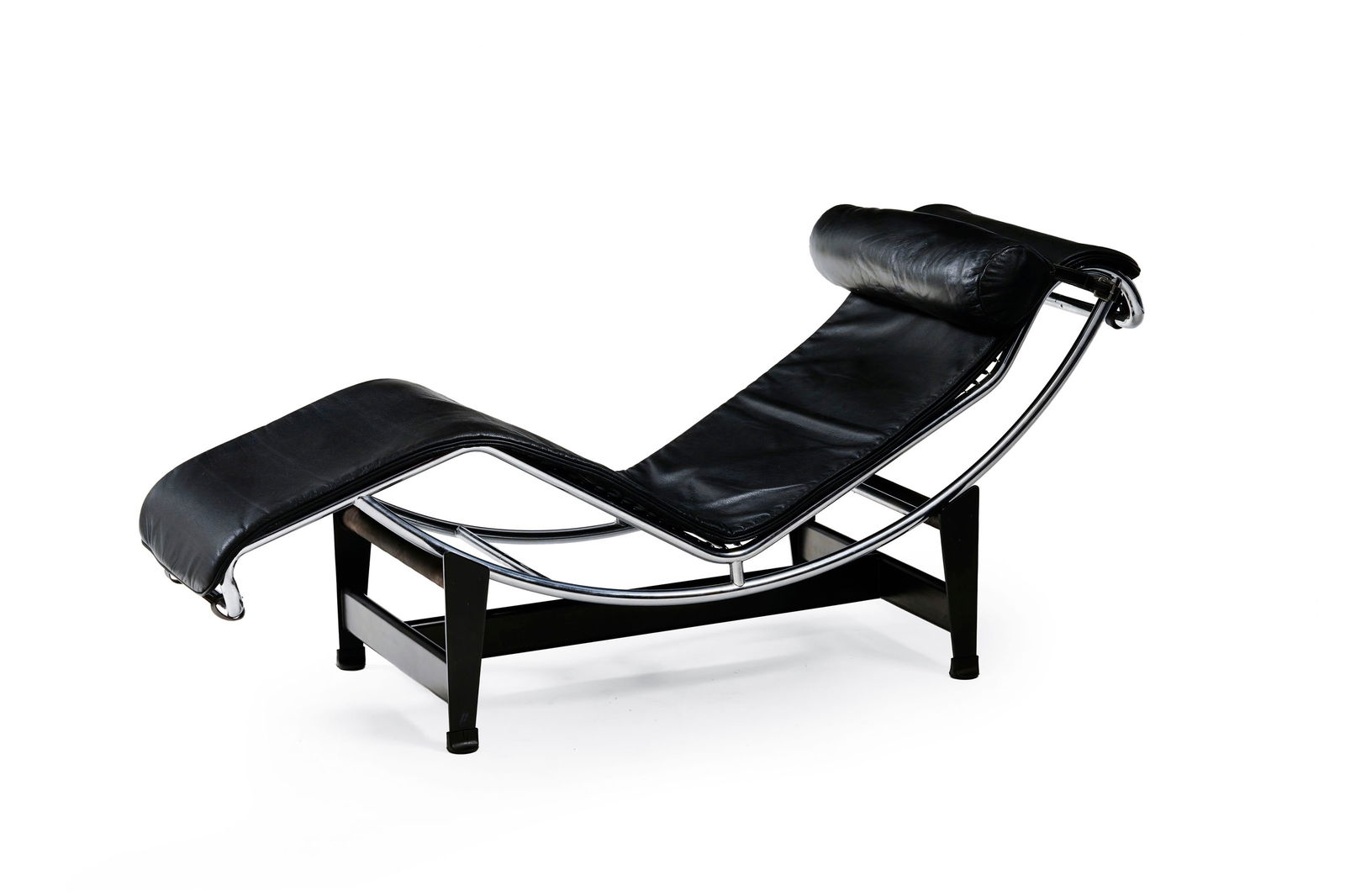 Chaise longue LC4 par Le Corbusier, Charlotte Perriand, et Pierre Jeanneret, édition Cassina, & (1 of 2)