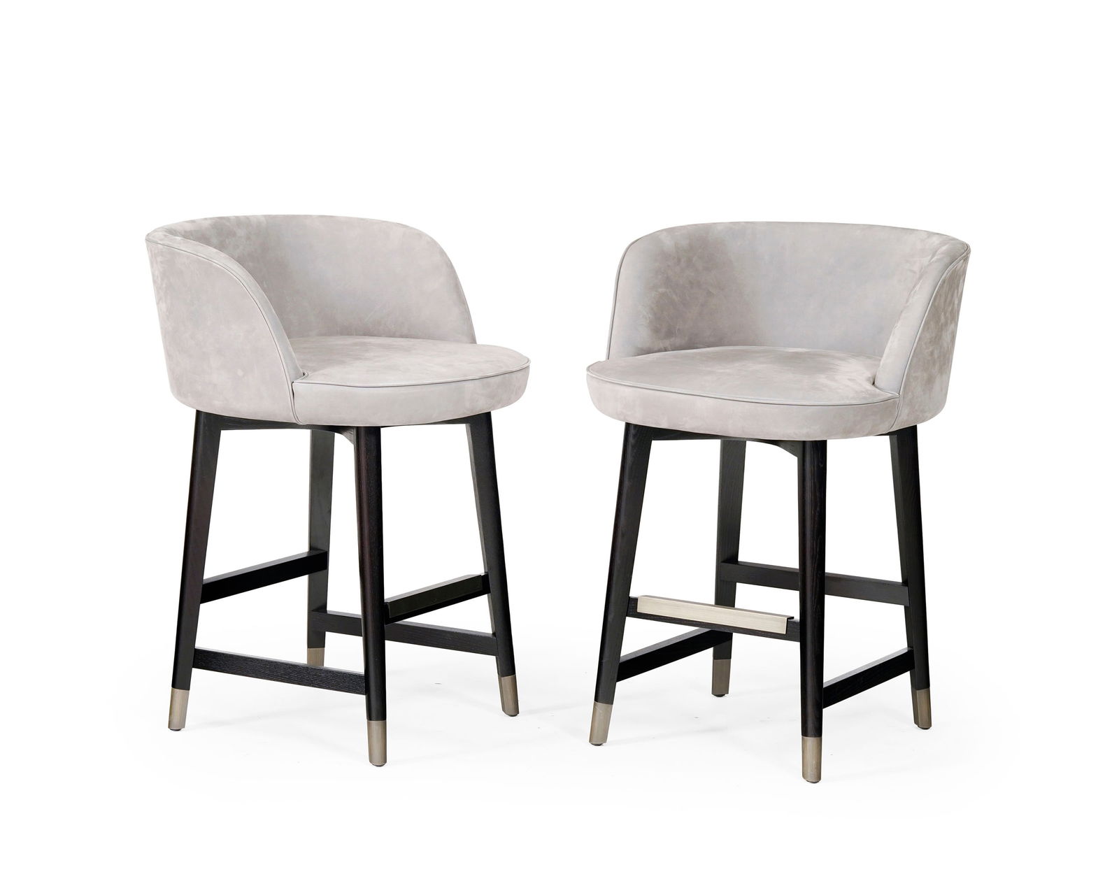 Paire de fauteuils Colette par Roberto Lazzeroni (né en 1950), garniture en daim gris, pieds en: Paire de fauteuils Colette par Roberto Lazzeroni (né en 1950), garniture en daim gris, pieds en bois teinté Conditiondifférence de finition sur la barre repose-pied 