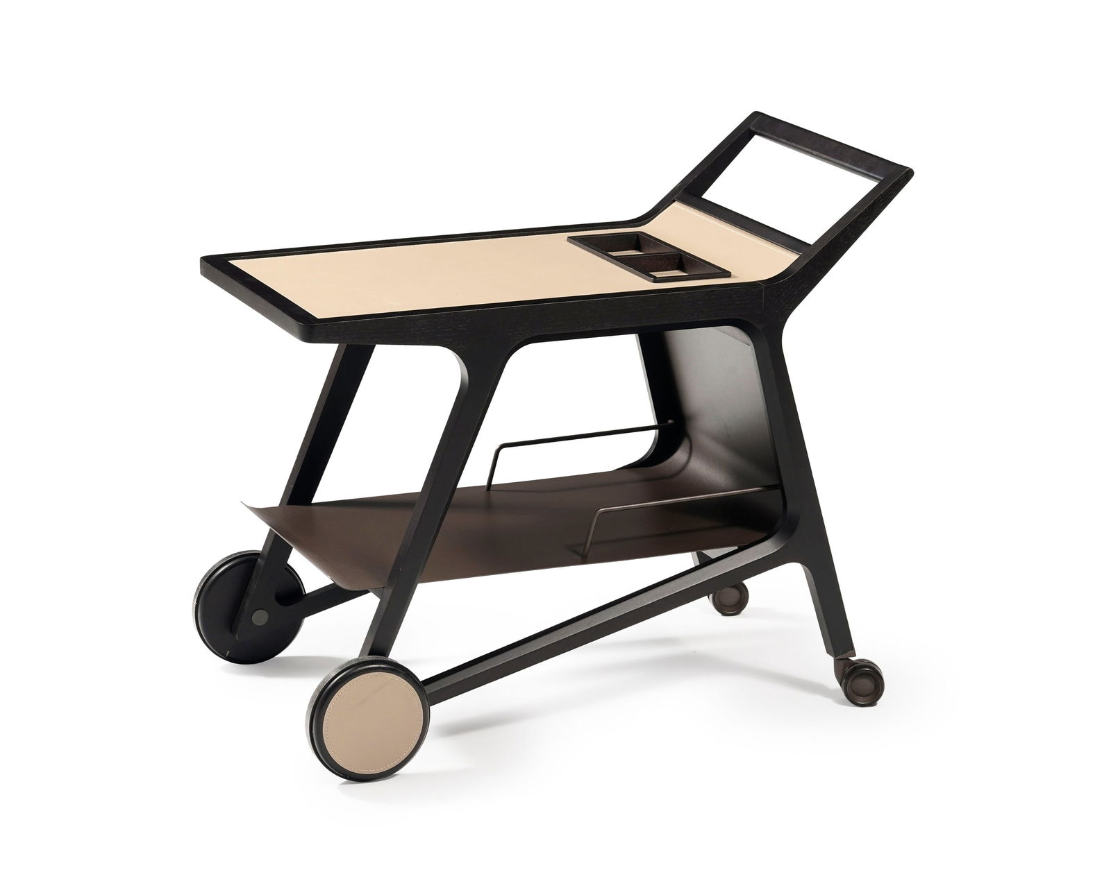 Trolley Too par Umberto Asnago (né en 1949), édition Giorgetti, en noyer teinté et cu: Trolley Too par Umberto Asnago (né en 1949), édition Giorgetti, en noyer teinté et cuir, métal teinté marron et cuir beige, modèle créé en 2018, 82x95x59