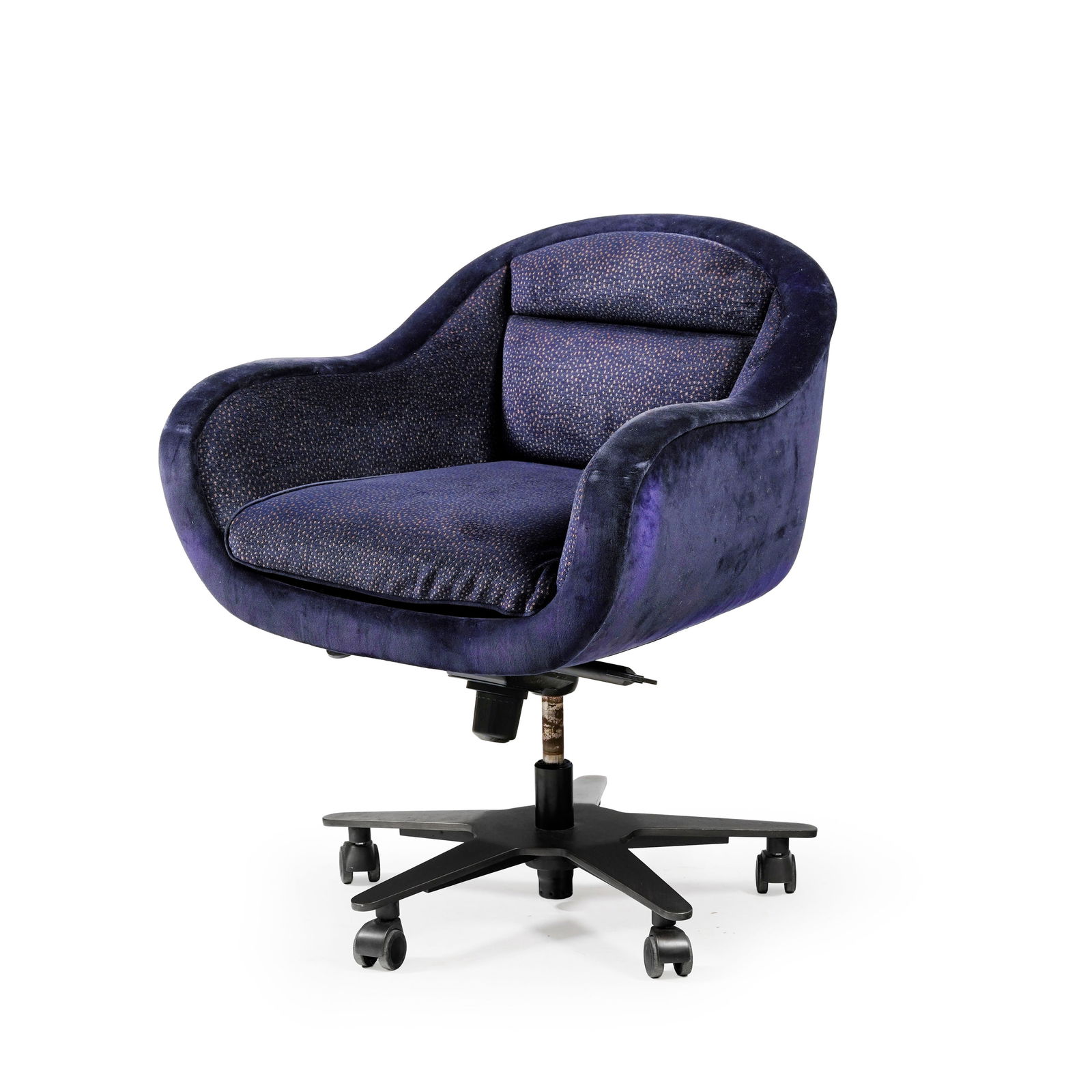 Fauteuil de bureau Vittoria par Romeo Sozzi (né en 1948), édition Promemoria, garniture en: Fauteuil de bureau Vittoria par Romeo Sozzi (né en 1948), édition Promemoria, garniture en velours et tissu violet, piètement en acier brossé, modèle créé en 2015 