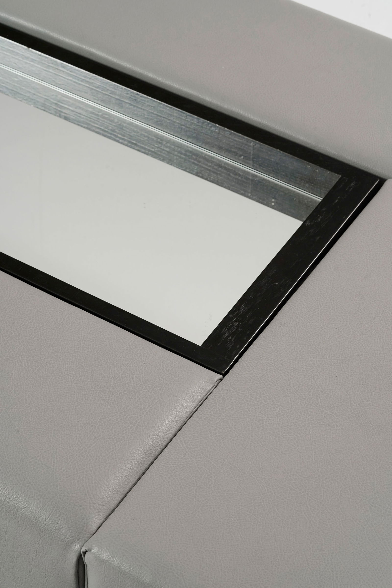 Table basse, XXIe s., en cuir taupe et plateau constitué d'une glace au centre, 41x150x86 cm - 2